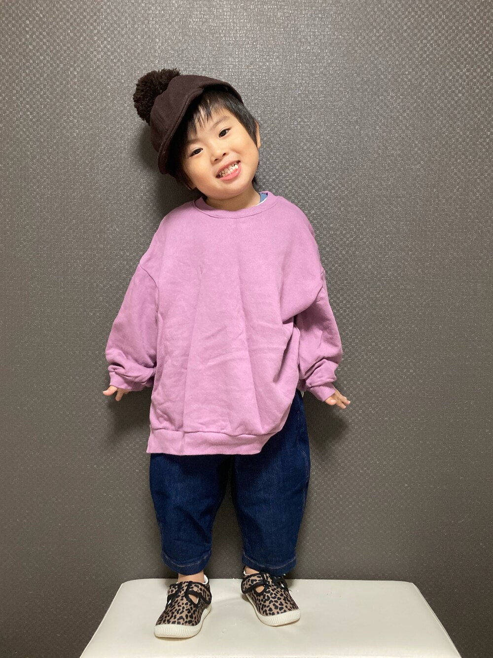 「キャップ、ポンポン帽子、スウェット、ビッグシルエット、ゆるコーデ、デニムパンツ、デニム、レオパード、スリッポン、韓国子供服、シンプルコーデ」｜「MAKE YOUR DAYの梵天キャップ（キャップ、ブラウン系）」を使った、S♡K♡K♡さん（キッズ・90cm）の冬コーディネートの1枚目の写真