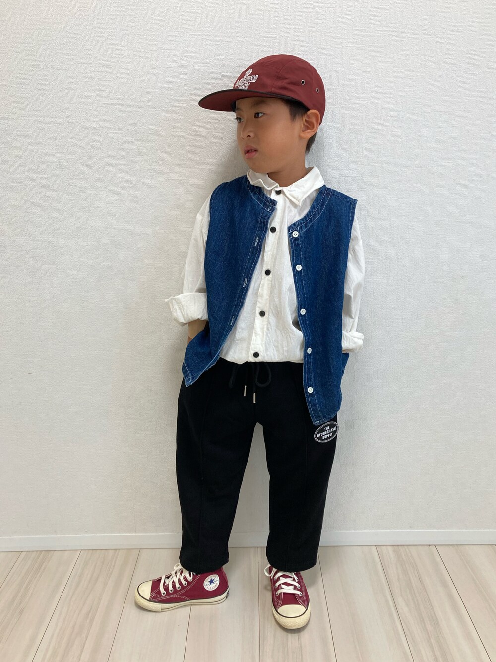 ホワイト系のシャツ/ブラウス、ブルー系のベスト、ブラック系のスウェットパンツを着用したキッズの秋コーディネートの1枚目の写真