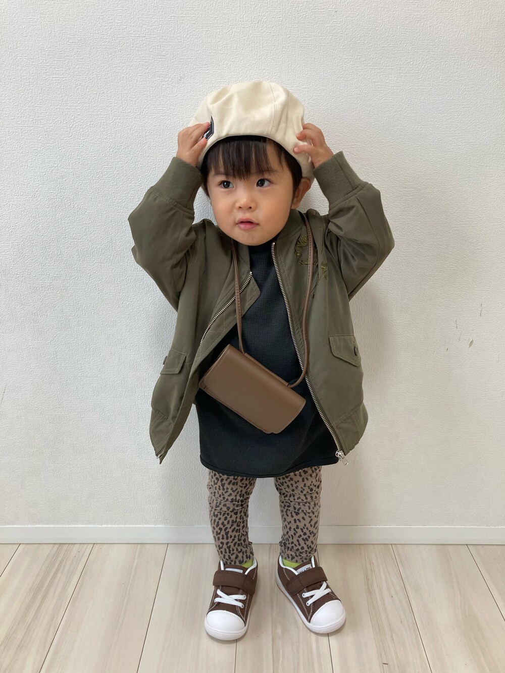 「レオパード、ベレー帽、MA-1、ショルダーバッグ、converse、レギンス、冬コーデ、スニーカーコーデ、カジュアルコーデ、おとこのこーで」｜「GROOVY COLORSのDRY-Xワッフル GRAFFITI バルーンTシャツ（Tシャツ/カットソー、ブラック系）」を使った、S♡K♡K♡さん（キッズ・110cm）の秋コーディネートの1枚目の写真