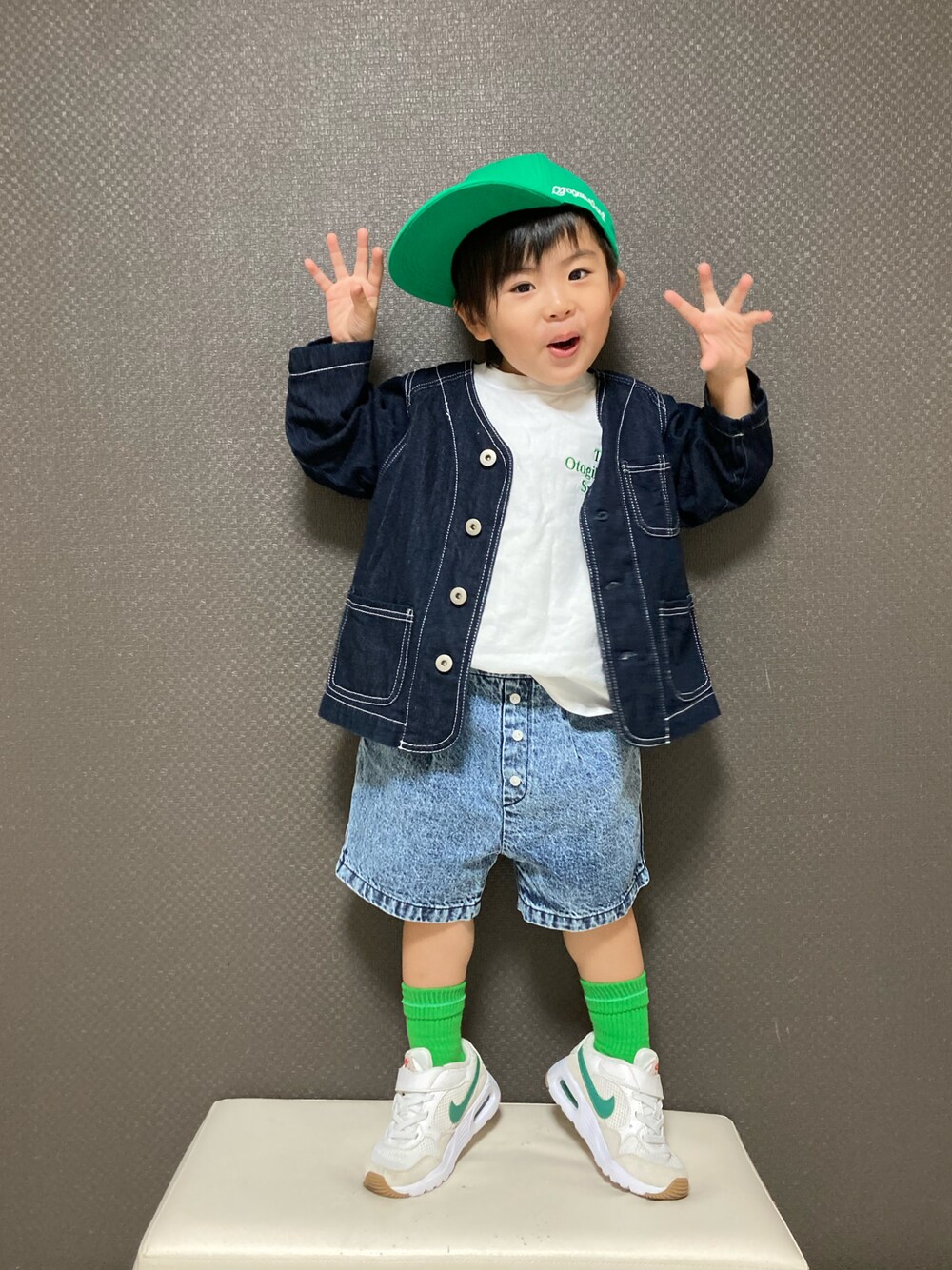「いまどきジャケット写真、キャップ、デニム、ジャケットスタイル、デニデニ、ハーフパンツ、グリーン、スニーカー、NIKE、カジュアルコーデ、休日スタイル」｜「THE OTOGIBANASHI...SUPPLYのアイテム（キャップ、グリーン系）」を使った、S♡K♡K♡さん（キッズ・90cm）の春コーディネートの1枚目の写真