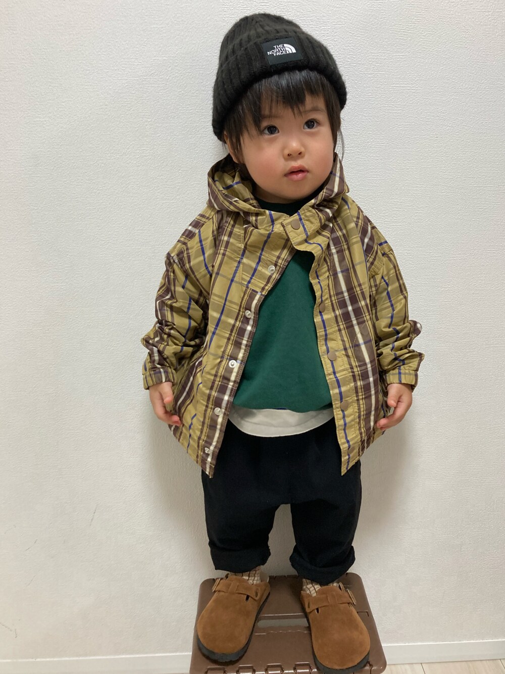 「おとこのこーで、ニット帽、チェック、ナイロンジャケット、スウェット、レイヤードスタイル、韓国子供服、サボサンダル、ジャケットスタイル、カジュアルコーデ」｜「THE NORTH FACEの【WEB限定】THE NORTH FACE/ザ・ノースフェイス Kids' Cappucho Lid（キャップ、ブラック系）」を使った、S♡K♡K♡さん（キッズ・110cm）の冬コーディネートの1枚目の写真