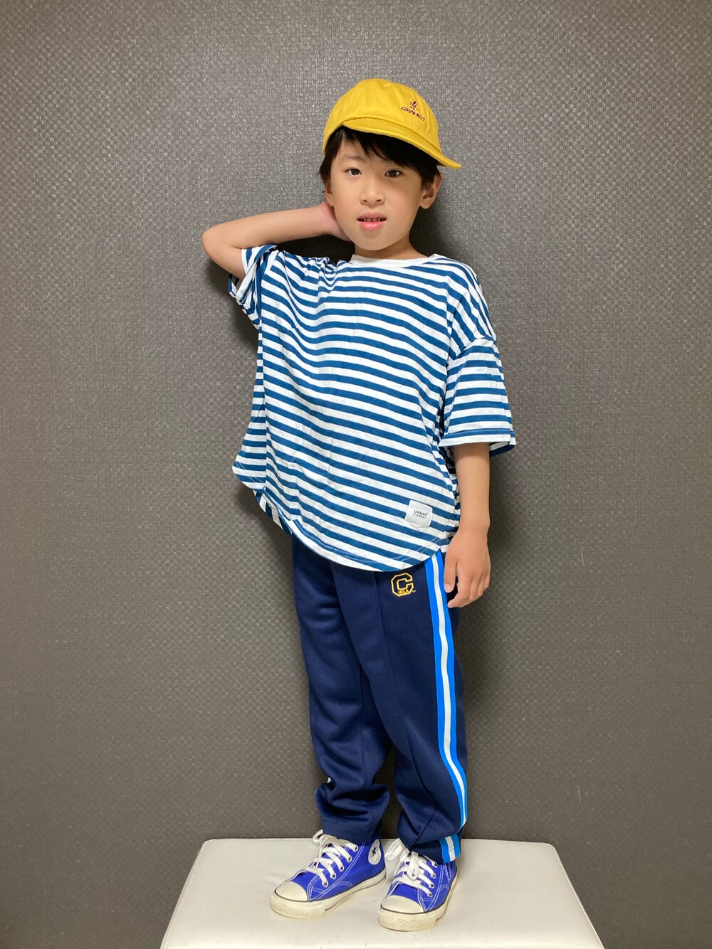 「キャップ、ボーダー、春夏コーデ、GWコーデ、ラインパンツ、スニーカー、コンバース、ハイカットスニーカー、カジュアルコーデ、シンプルコーデ、休日スタイル」｜「Gramicciのアイテム（キャップ、イエロー系）」を使った、S♡K♡K♡さん（キッズ・90cm）の春コーディネートの1枚目の写真