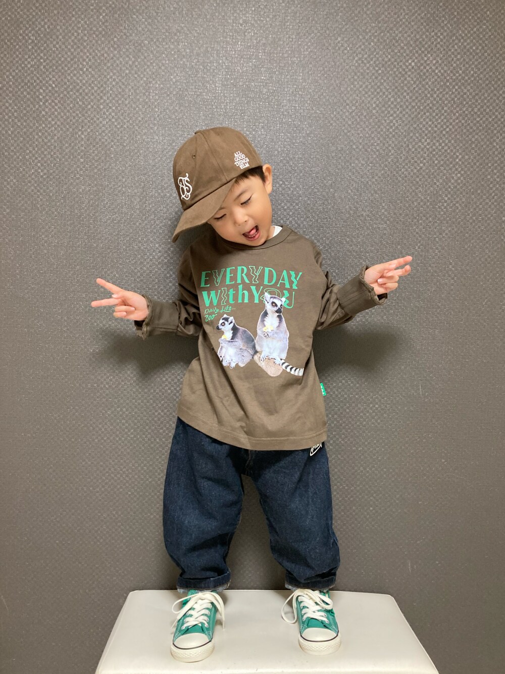 「秋服まるっと大公開、キャップ、ロンT、デニム、スニーカー、ストリート、カジュアルコーデ、シンプルコーデ、ブラウン、ロゴT」｜「THE OTOGIBANASHI...SUPPLYのアイテム（キャップ、ブラウン系）」を使った、S♡K♡K♡さん（キッズ・90cm）の秋コーディネートの1枚目の写真