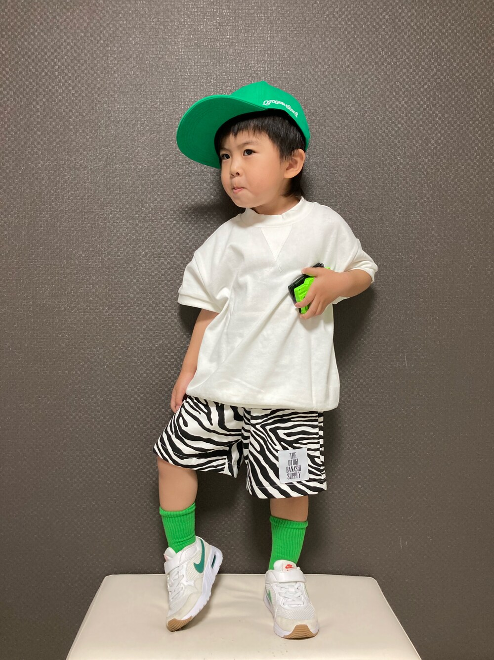 「キャップ、ロゴT、ハーフパンツ、カラーソックス、スニーカー、NIKE、グリーン、モノトーン、シンプルコーデ、カジュアルコーデ、ストリート、ビッグシルエット」｜「THE OTOGIBANASHI...SUPPLYのアイテム（キャップ、グリーン系）」を使った、S♡K♡K♡さん（キッズ・90cm）の春コーディネートの1枚目の写真