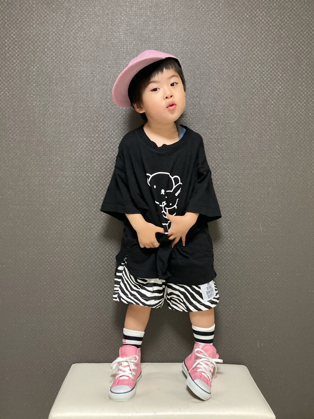 「ピンク、ビタミンカラー、休日スタイル、ロゴT、ラインソックス、スニーカー、コンバース、モノトーン、お出かけコーデ、春夏コーデ、ハーフパンツ、シンプルコーデ、カジュアルコーデ」｜「reco_storeのアイテム（キャップ、ピンク系）」を使った、S♡K♡K♡さん（キッズ・90cm）の春コーディネートの1枚目の写真