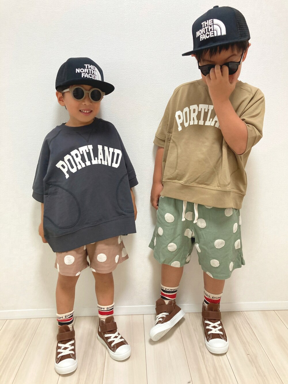「おとこのこーで、きょうだいコーデ、リンクコーデ、くすみカラー、ドット、THE NORTH FACE、ハイカットスニーカー、converse、BREEZE、休日スタイル」｜「THE NORTH FACEのザ ノース フェイス THE NORTH FACE Kids' Trucker Mesh Cap(キッズトラッカーメッシュキャップ)（キャップ、ブラック系）」を使った、S♡K♡K♡さん（キッズ・110cm）の夏コーディネートの1枚目の写真