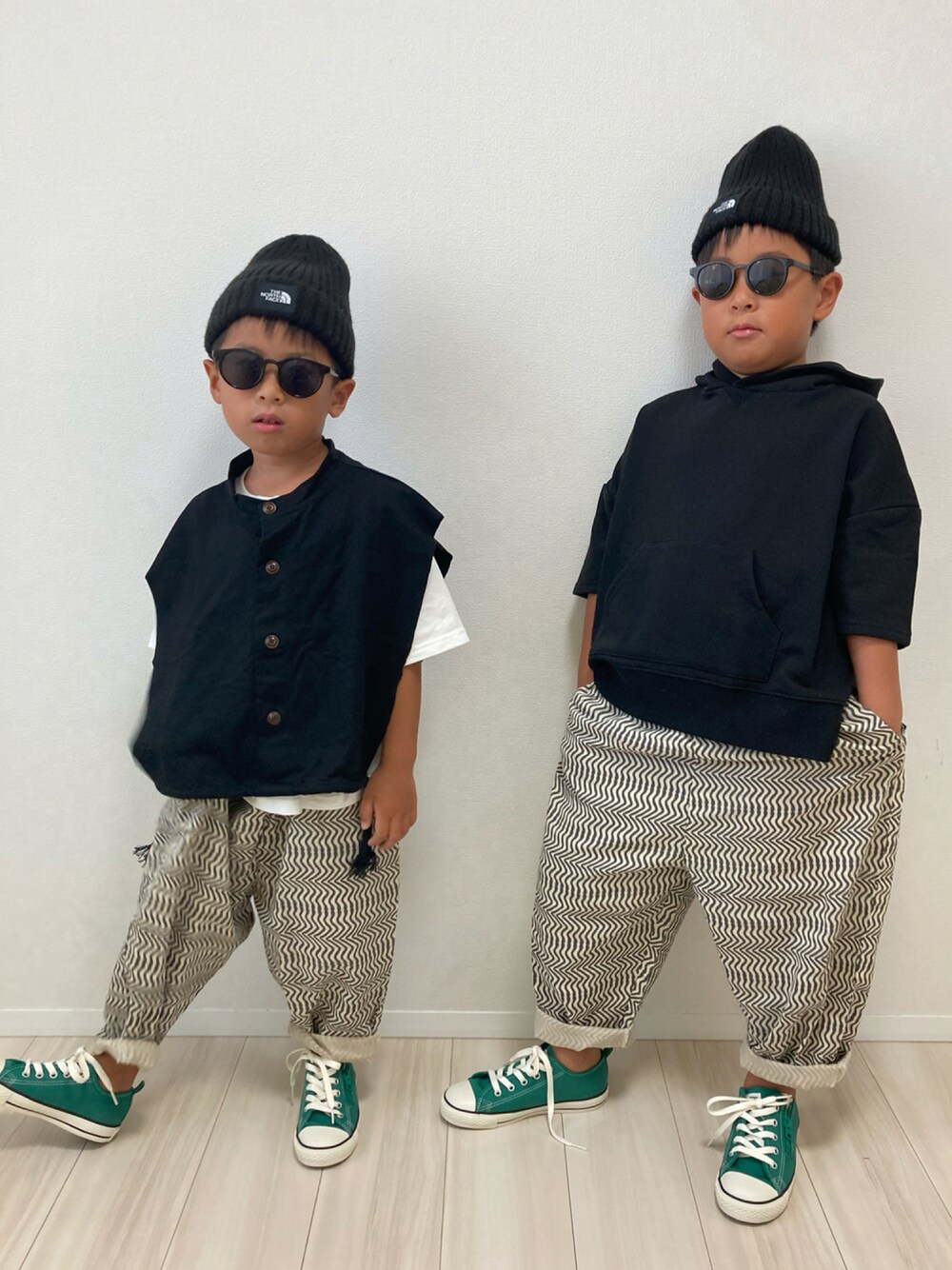 ブラック系のパーカー、ブラック系のその他パンツ、ブラック系のその他パンツを着用したキッズの秋コーディネートの1枚目の写真