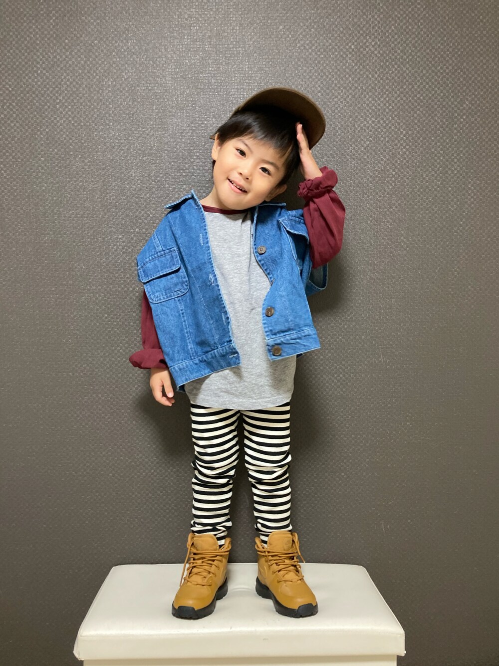 「秋服まるっと大公開、キャップ、ロンT、レイヤードスタイル、デニム、ベスト、ボーダー、むすこーで、韓国子供服、スニーカー、ブーツ」｜「aimohaの【aimoha-KIDS-】韓国子供服　万能ノースリーブデニムジャケット　ベスト（デニムジャケット、ブルー系）」を使った、S♡K♡K♡さん（キッズ・90cm）の秋コーディネートの1枚目の写真