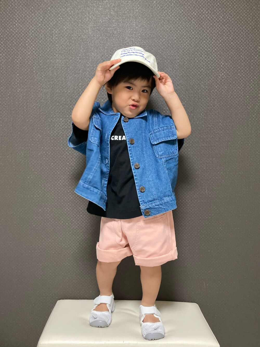「キャップ、デニム、ジャケット、レイヤードスタイル、ハーフパンツ、プチプラ、エアリフト、ピンク、カジュアルコーデ、初夏コーデ、休日スタイル」｜「LOWRYS FARMの刺繍ロゴＣＡＰ　264887（キャップ、ホワイト系）」を使った、S♡K♡K♡さん（キッズ・90cm）の夏コーディネートの1枚目の写真