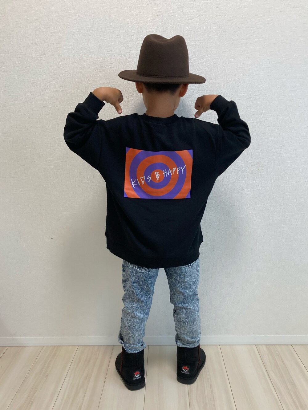 「ハット、スウェット、ロゴスウェット、ビッグシルエット、スキニー、デニムパンツ、デニム、ムートンブーツ、ブーツ」｜「koriaのアイテム（ハット、ブラウン系）」を使った、S♡K♡K♡さん（キッズ・90cm）の秋コーディネートの1枚目の写真