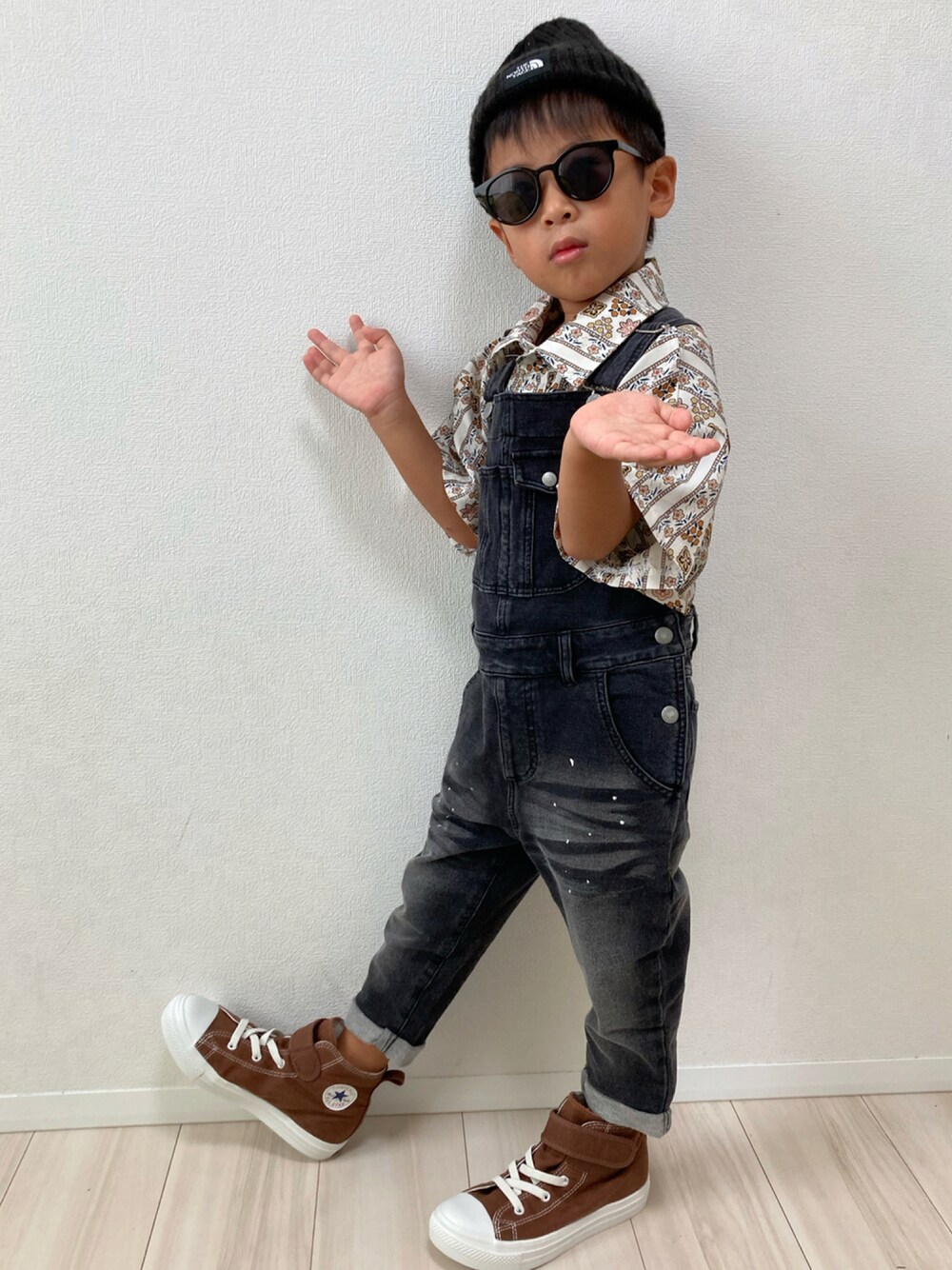 「ニット帽、柄シャツ、サロペット、オーバーオール、converse、サングラス、休日スタイル、ハイカットスニーカー、シャツスタイル、おとこのこーで」｜「THE NORTH FACEの【WEB限定】THE NORTH FACE/ザ・ノースフェイス Kids' Cappucho Lid（キャップ、ブラック系）」を使った、S♡K♡K♡さん（キッズ・110cm）の秋コーディネートの1枚目の写真