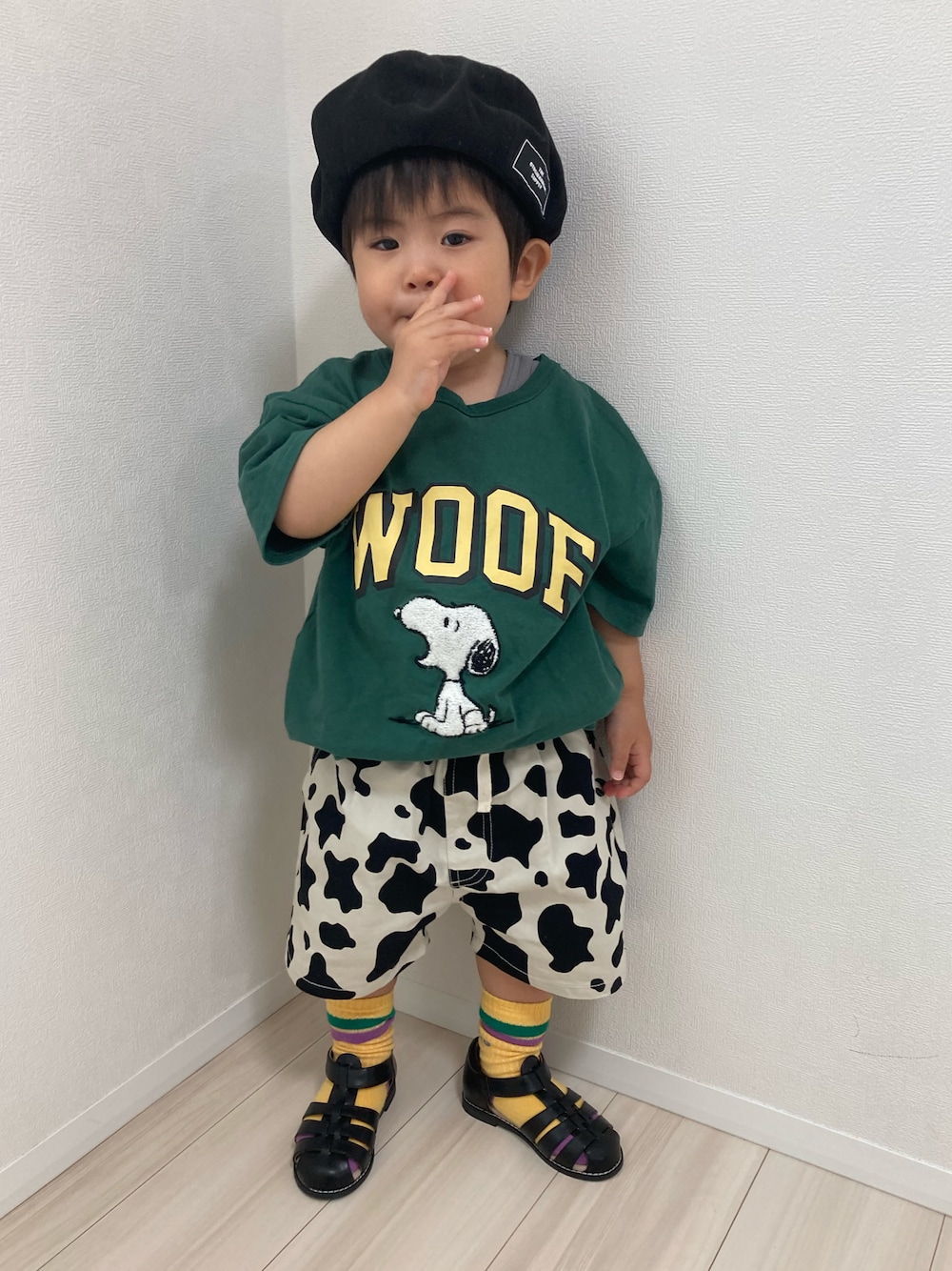 グリーン系のTシャツ/カットソー、ブラック系のその他パンツ、ブラック系のサンダルを着用したキッズの春コーディネートの1枚目の写真