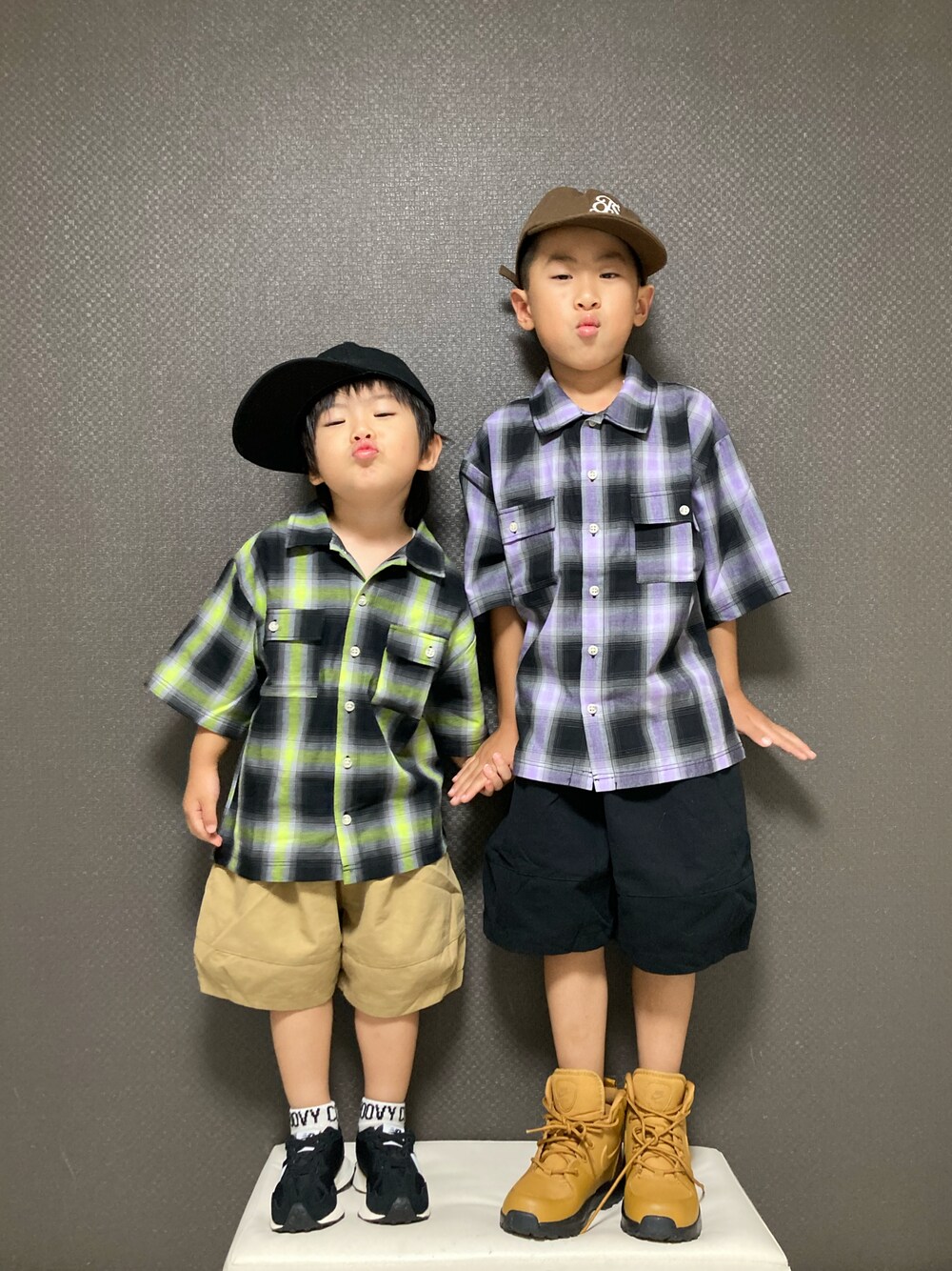 「夏コーデ、きょうだいコーデ、リンクコーデ、キャップ、シャツスタイル、チェック、ハーフパンツ、バルーンパンツ、チノパン、お出かけコーデ、カジュアル、ストリート、プチプラ」｜「THE OTOGIBANASHI...SUPPLYのアイテム（キャップ、ブラウン系）」を使った、S♡K♡K♡さん（キッズ・90cm）の夏コーディネートの1枚目の写真