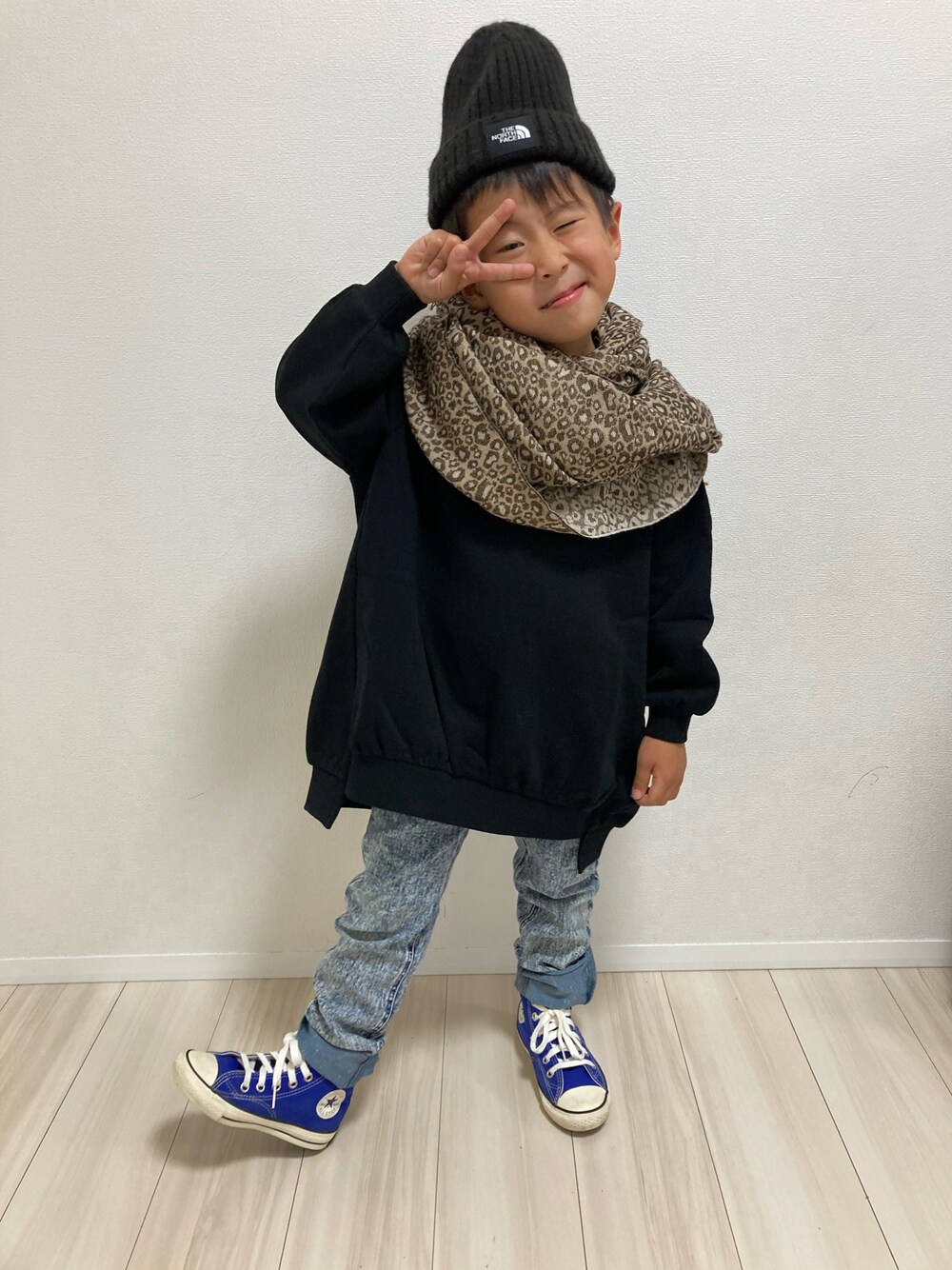 「おとこのこーで、ニット帽、マフラーぐるぐる、ビッグシルエット、シンプルコーデ、ゆるコーデ、ケミカルデニム、スニーカーコーデ、コンバース、レオパード」｜「THE NORTH FACEの【WEB限定】THE NORTH FACE/ザ・ノースフェイス Kids' Cappucho Lid（キャップ、ブラック系）」を使った、S♡K♡K♡さん（キッズ・110cm）の冬コーディネートの1枚目の写真