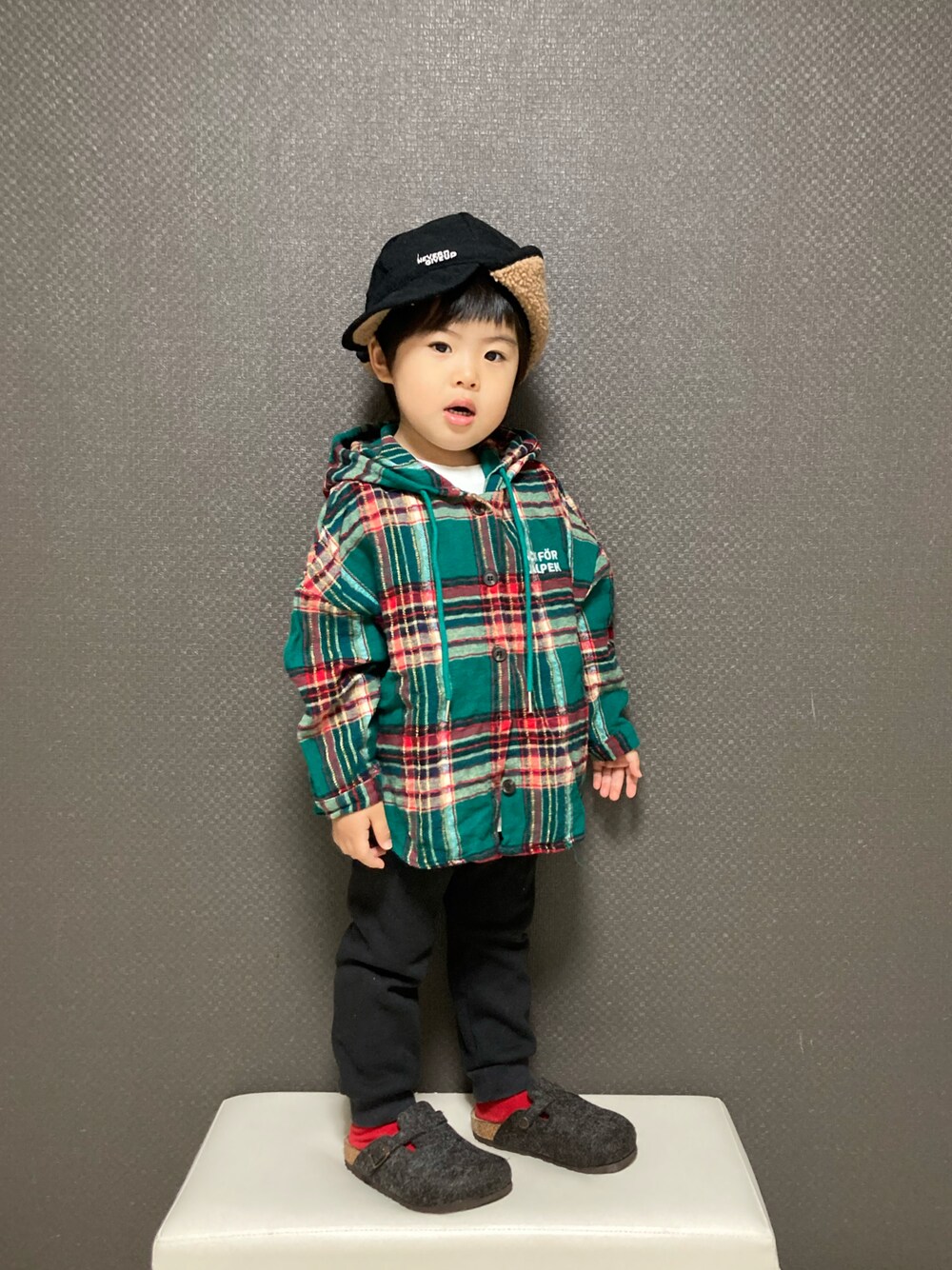 「キャップ、チェック、シャツスタイル、サンダル、カラーソックス、韓国子供服、パーカー、レイヤードスタイル、ほめられ本命コーデ、休日スタイル」｜「anouiのアイテム（キャップ、ブラック系）」を使った、S♡K♡K♡さん（キッズ・90cm）の冬コーディネートの1枚目の写真
