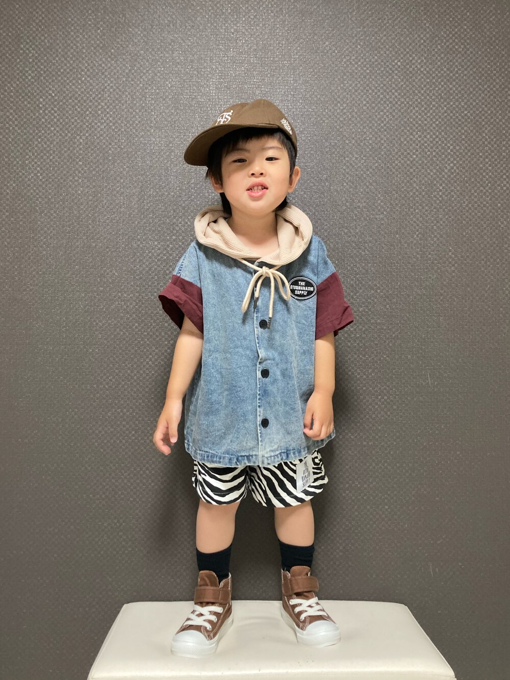 「お出かけコーデ日記、キャップ、シャツスタイル、デニム、パーカー、ハーフパンツ、カジュアルコーデ、スニーカー、コンバース、休日スタイル、おとばなコーデ」｜「THE OTOGIBANASHI...SUPPLYのアイテム（キャップ、ブラウン系）」を使った、S♡K♡K♡さん（キッズ・90cm）の春コーディネートの1枚目の写真