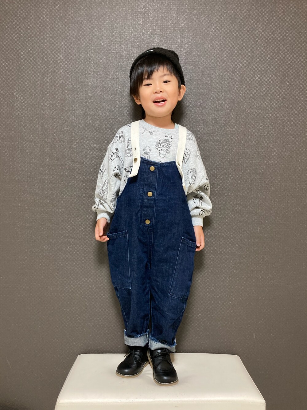 「重ね着ベストシーズン、ニット帽、秋冬コーデ、サロペット、デニム、スウェット、ローファー、カジュアルコーデ、レイヤードスタイル、お出かけコーデ、PR」｜「MAKE YOUR DAYのすごい絵総柄裏毛トレーナー■80～140cm（スウェット、グレー系）」を使った、S♡K♡K♡さん（キッズ・90cm）の秋コーディネートの1枚目の写真