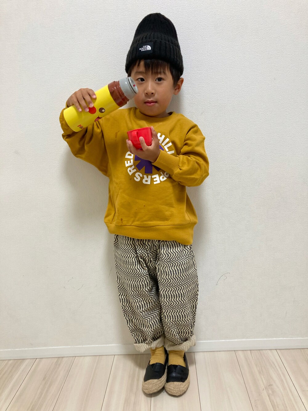 イエロー系のスウェット、ブラック系のその他パンツ、ブラック系のパンプスを着用したキッズの秋コーディネートの1枚目の写真