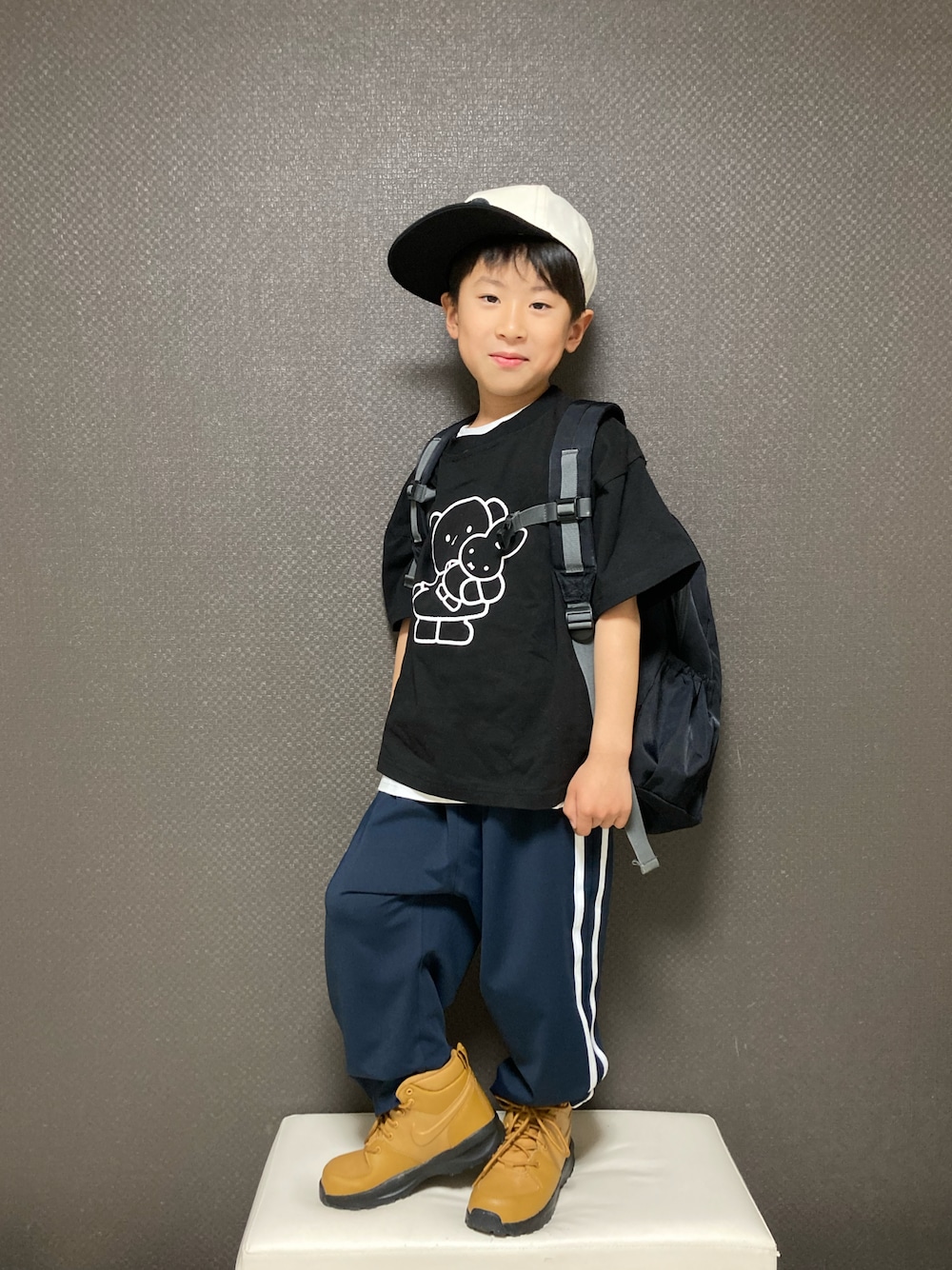 「キャップ、ロゴT、レイヤードスタイル、ラインパンツ、トラックパンツ、スニーカー、ハイカットスニーカー、NIKE、LOWRYS FARM、春コーデ、カジュアルコーデ、リュック、ワイドパンツ、休日スタイル、シンプルコーデ」｜「THE NORTH FACEのTHE NORTH FACE/ﾉｰｽﾌｪｲｽ ｷｬｯﾌﾟ NNJ41805（キャップ、ホワイト系）」を使った、S♡K♡K♡さん（キッズ・90cm）の春コーディネートの1枚目の写真