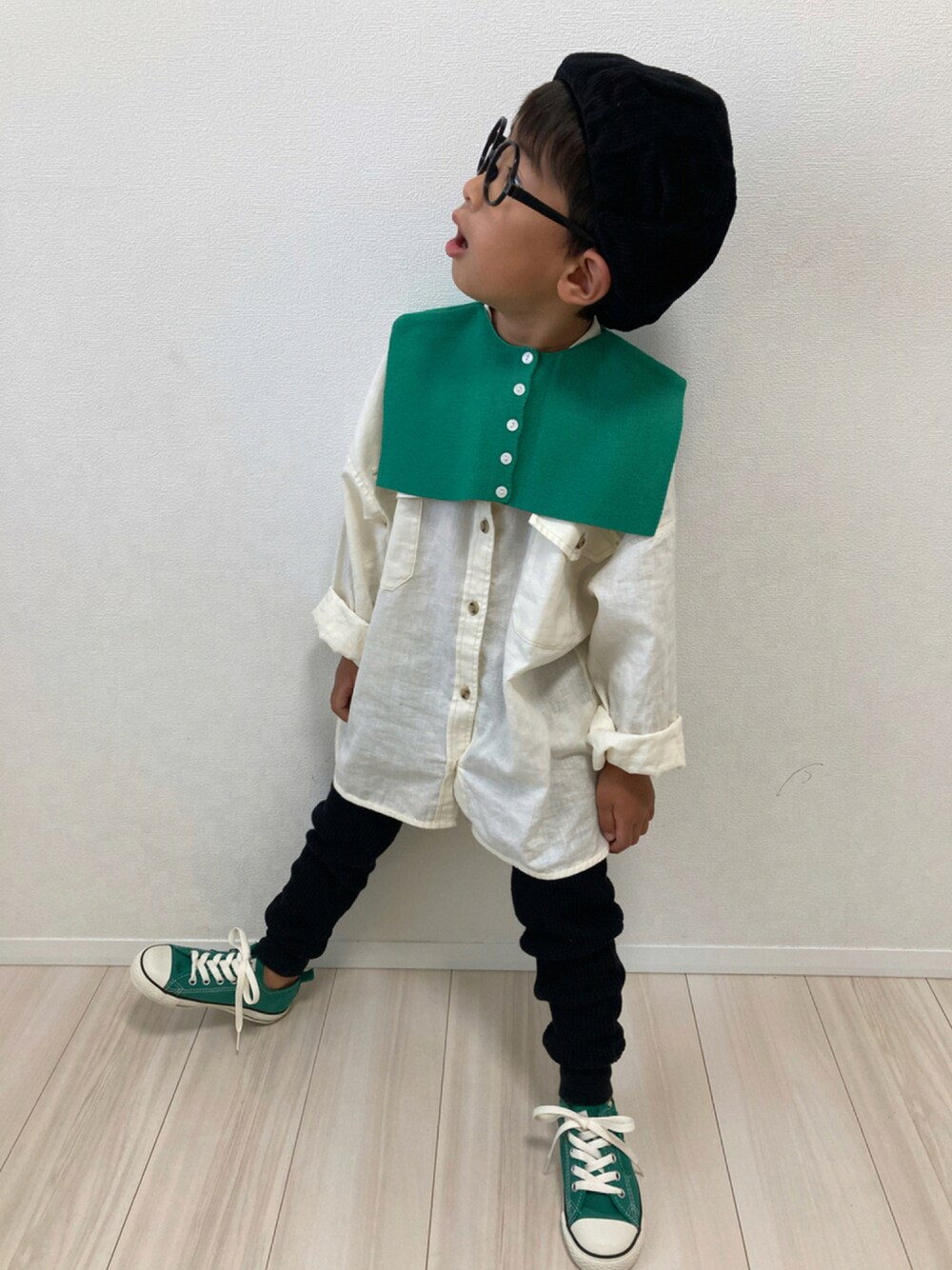 「スニーカー、グリーン、ベレー帽、リブパンツ、めがね、レギンス、モノトーン、シャツスタイル、付け襟、おとこのこーで」｜「Ocean&Groundのアイテム（ハンチング/ベレー帽、ブラック系）」を使った、S♡K♡K♡さん（キッズ・110cm）の秋コーディネートの1枚目の写真