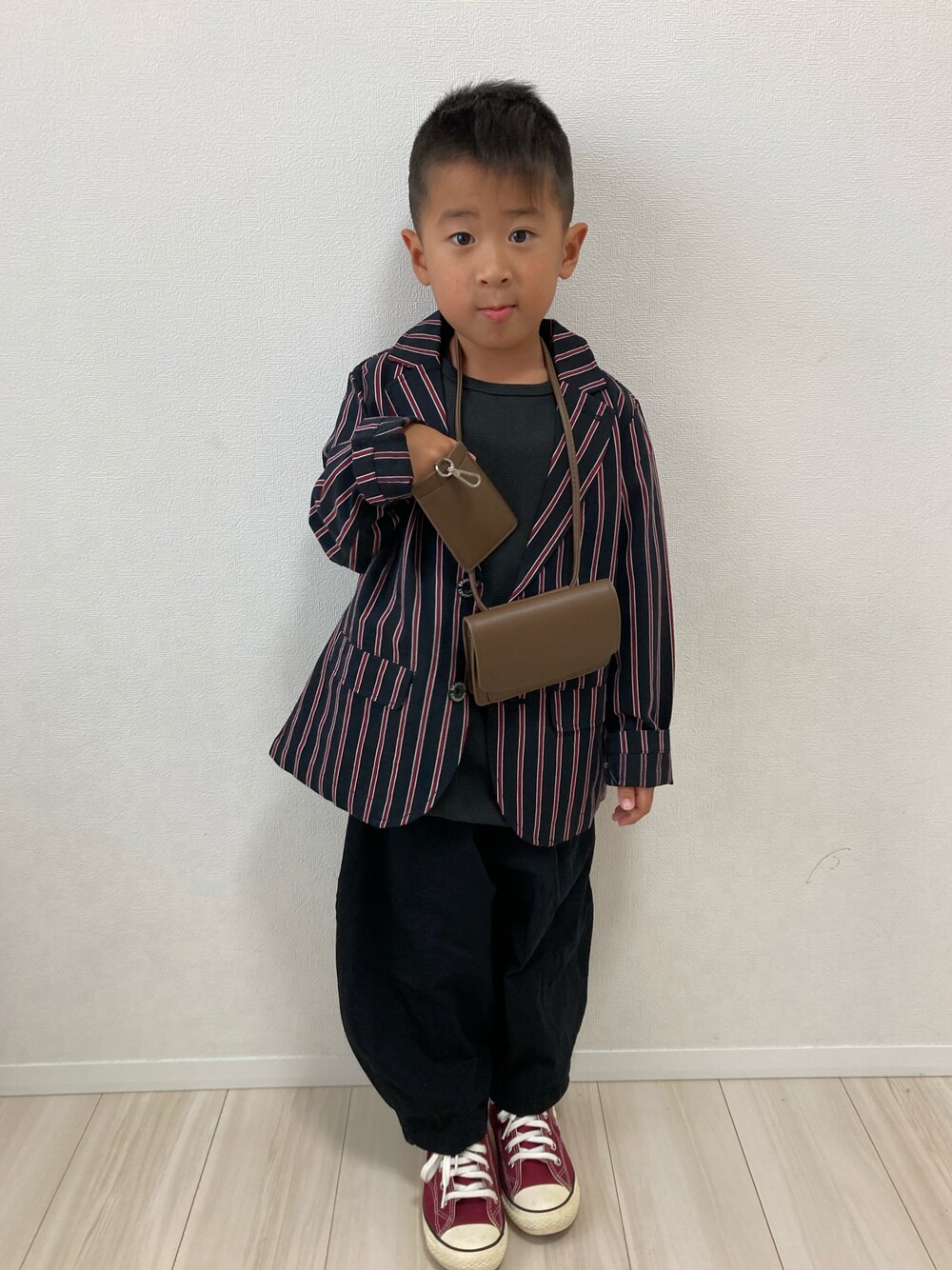 「ジャケット、ブラック、カラーパンツ、ショルダーバッグ、ストライプ、バルーンパンツ、ハイカットスニーカー、ポシェット、おとこのこ、ゆるコーデ」｜「GUのアイテム（ボディバッグ/ウエストポーチ、ブラウン系）」を使った、S♡K♡K♡さん（キッズ・110cm）の秋コーディネートの1枚目の写真