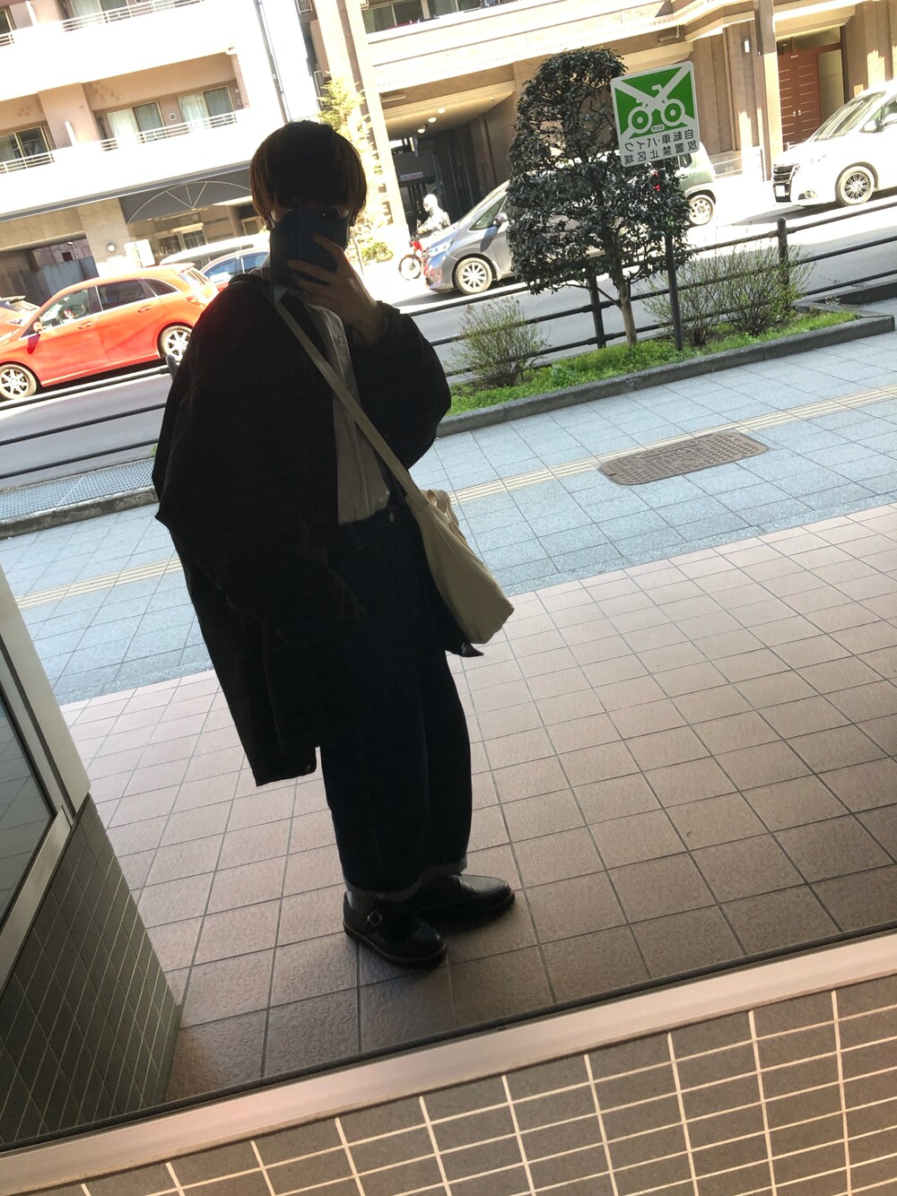 「プチプラ、モッズコート、デニム」｜「BEAMSのアイテム（モッズコート、ブラック系）」を使った、ゆうさん（メンズ・173cm）の夏コーディネートの1枚目の写真