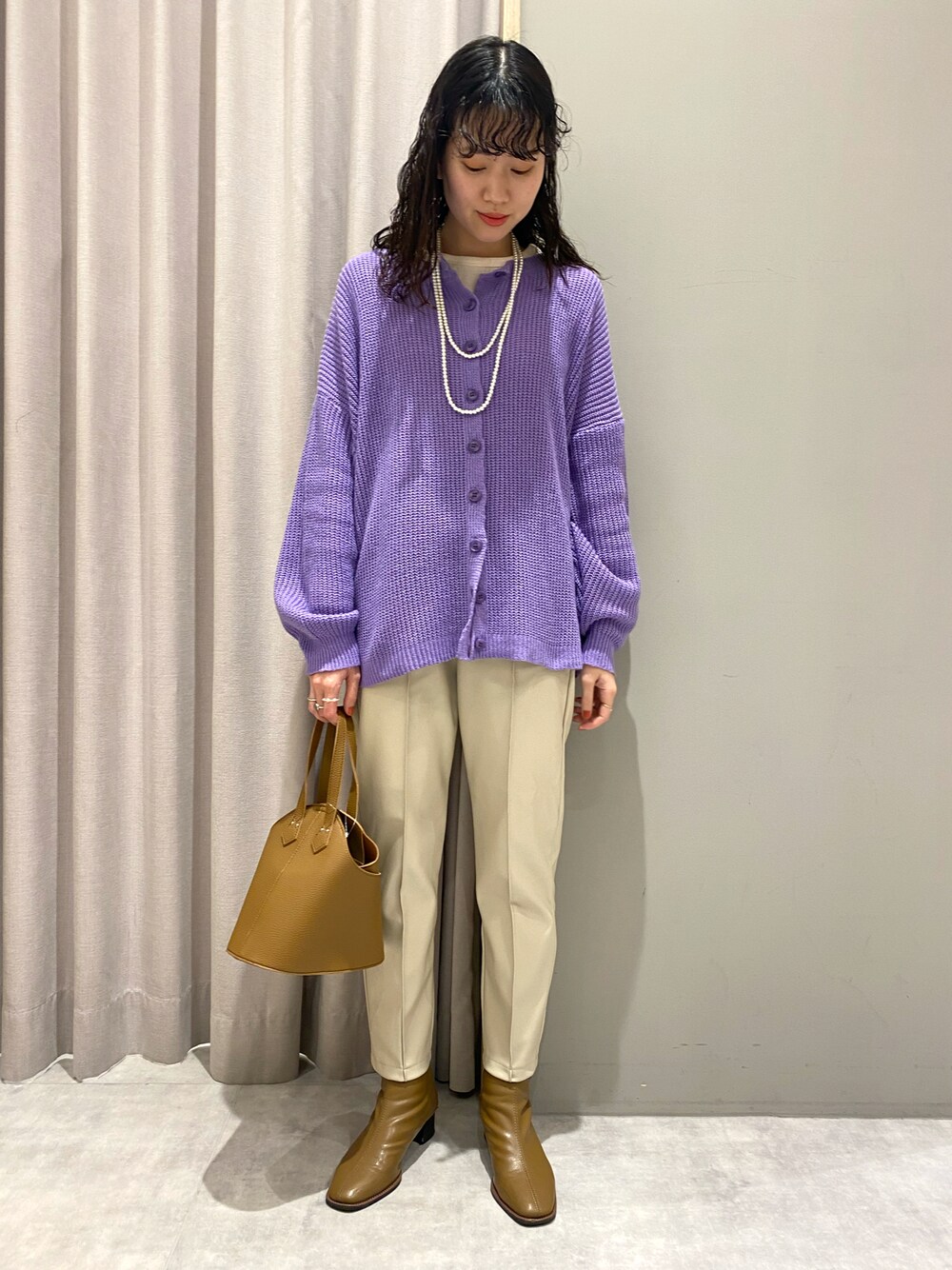 「MelanCleuge、メランクルージュ、カラーカーディガン、紫カーディガン、ボリューム袖、ボリュームニット、フェイクレザーパンツ、レザーパンツ、白パンツ、ショートブーツ、パールネックレス」｜「Melan Cleugeのアイテム（カーディガン/ボレロ、パープル系）」を使った、ｈｉｉｒｏさん（レディース・163cm）の冬コーディネートの1枚目の写真