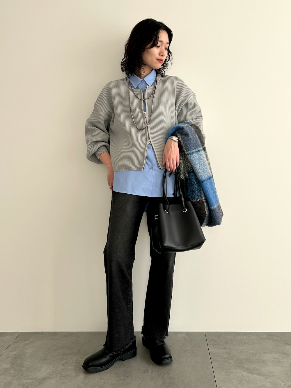 「Samansa Mos2 blue、samansamos2blue、サマンサモスモスブルー、B.L.U.E、ビーエルユーイー、ECODENIM、エコデニム、フリンジデニム、ブラックデニム、ダブルジップニット、ダブルジップカーデ、ダブルジップカーディガン、青シャツ、パールネックレス」｜「BEAMS BOYのBEAMS BOY / 樹脂 パール ロングネックレス NEW（ネックレス、ブラウン系）」を使った、ｈｉｉｒｏさん（レディース・163cm）の冬コーディネートの1枚目の写真