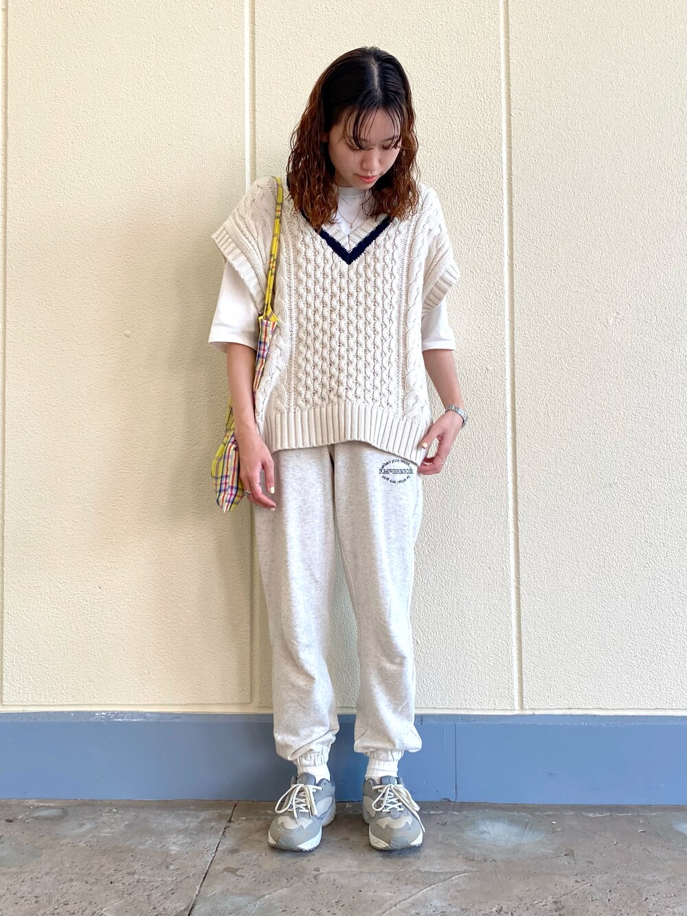 「MelanCleuge、メランクルージュ、ニットベスト、ニットベスト×Tシャツ、ベストコーデ、ベスト×Tシャツ、スウェットパンツ、フェリシティ、fmcgregor、Moonstar」｜「Melan Cleugeのアイテム（ベスト、ホワイト系）」を使った、ｈｉｉｒｏさん（レディース・163cm）の秋コーディネートの1枚目の写真