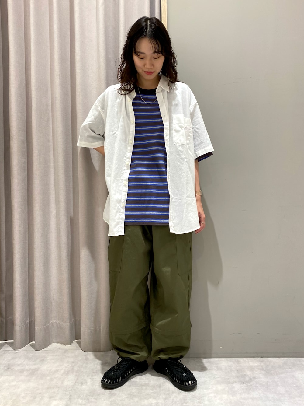 「MelanCleuge、メランクルージュ、マルチボーダー、マルチボーダーT、ボーダーTシャツ、ゆるシャツ、リネン半袖シャツ、半袖シャツ、カーゴパンツ、だぼだぼ、keen」｜「COBMASTERの【COB MASTER】 難燃加工リップストップ 2WAYカーゴパンツ（カーゴパンツ、グリーン系）」を使った、ｈｉｉｒｏさん（レディース・163cm）の夏コーディネートの1枚目の写真