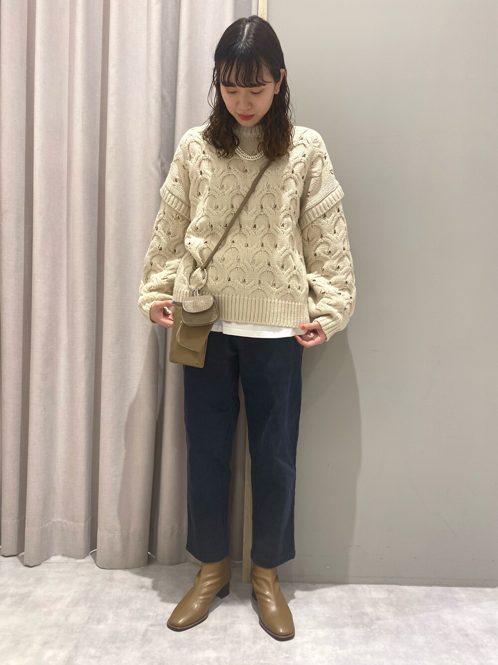 「MelanCleuge、メランクルージュ、ケーブルニット、ボリュームニット、白ニット、ベージュニット、レイヤード、コーデュロイパンツ、カラーパンツ、パールネックレス、マルチショルダー、スクエアトゥ、スクエアトゥブーツ」｜「BEAMS BOYのBEAMS BOY / 樹脂 パール ロング ネックレス（ネックレス、ホワイト系）」を使った、ｈｉｉｒｏさん（レディース・163cm）の秋コーディネートの1枚目の写真