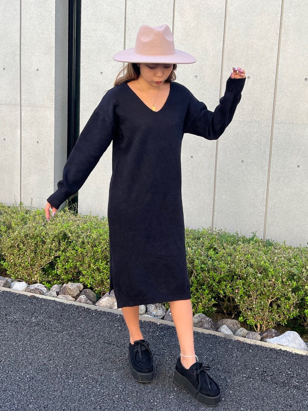 ブラック系のワンピース、ブラック系のモカシン/デッキシューズ、ベージュ系のハットを着用したレディースの秋コーディネートの1枚目の写真