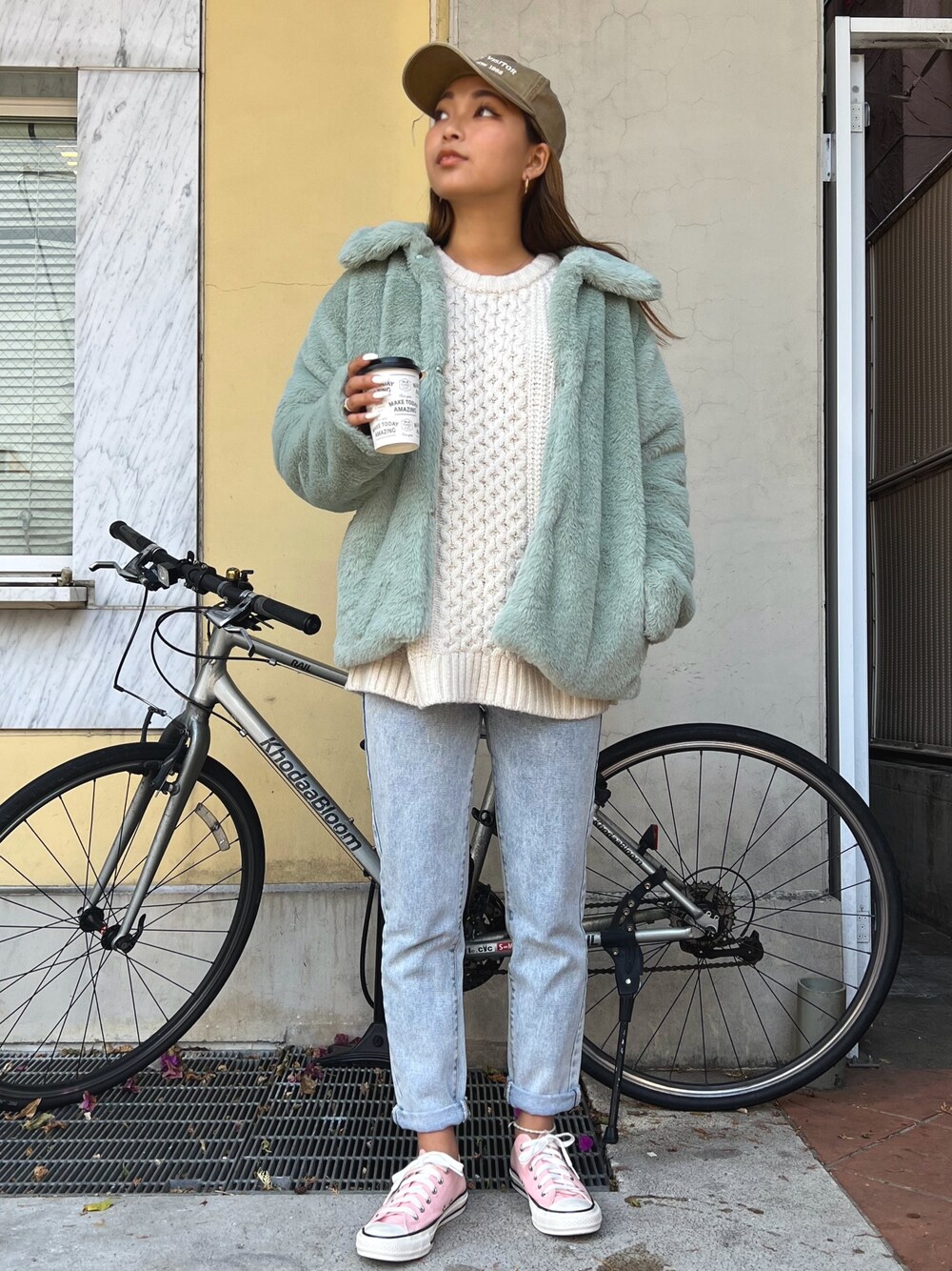 「anap mimpi、ファーコート、ケーブルニット、デニム、コンバース、converse、コンバース オールスター、キャップ、カジュアルコーデ、スニーカー、冬コーデ、冬アウター、コート、プチプラコーデ、プチプラ」｜「anap mimpiのステンカラーフェイクファーコート（ブルゾン、グリーン系）」を使った、anap mimpiさん（レディース・160cm）の冬コーディネートの1枚目の写真