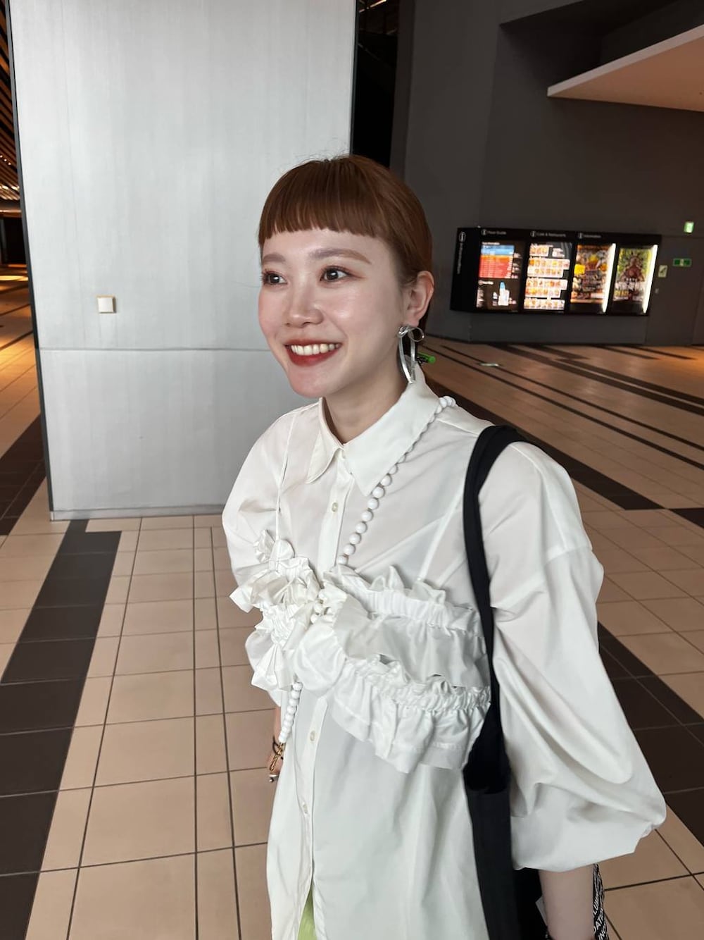 「着痩せ、着痩せ・細見え、若見え、個性派、カジュアル、LOWRYS FARM」｜「LOWRYS FARMのリボンツキ２ＷＡＹミュール　100500（パンプス、シルバー系）」を使った、サトムラさん（レディース・164cm）の春コーディネートの1枚目の写真