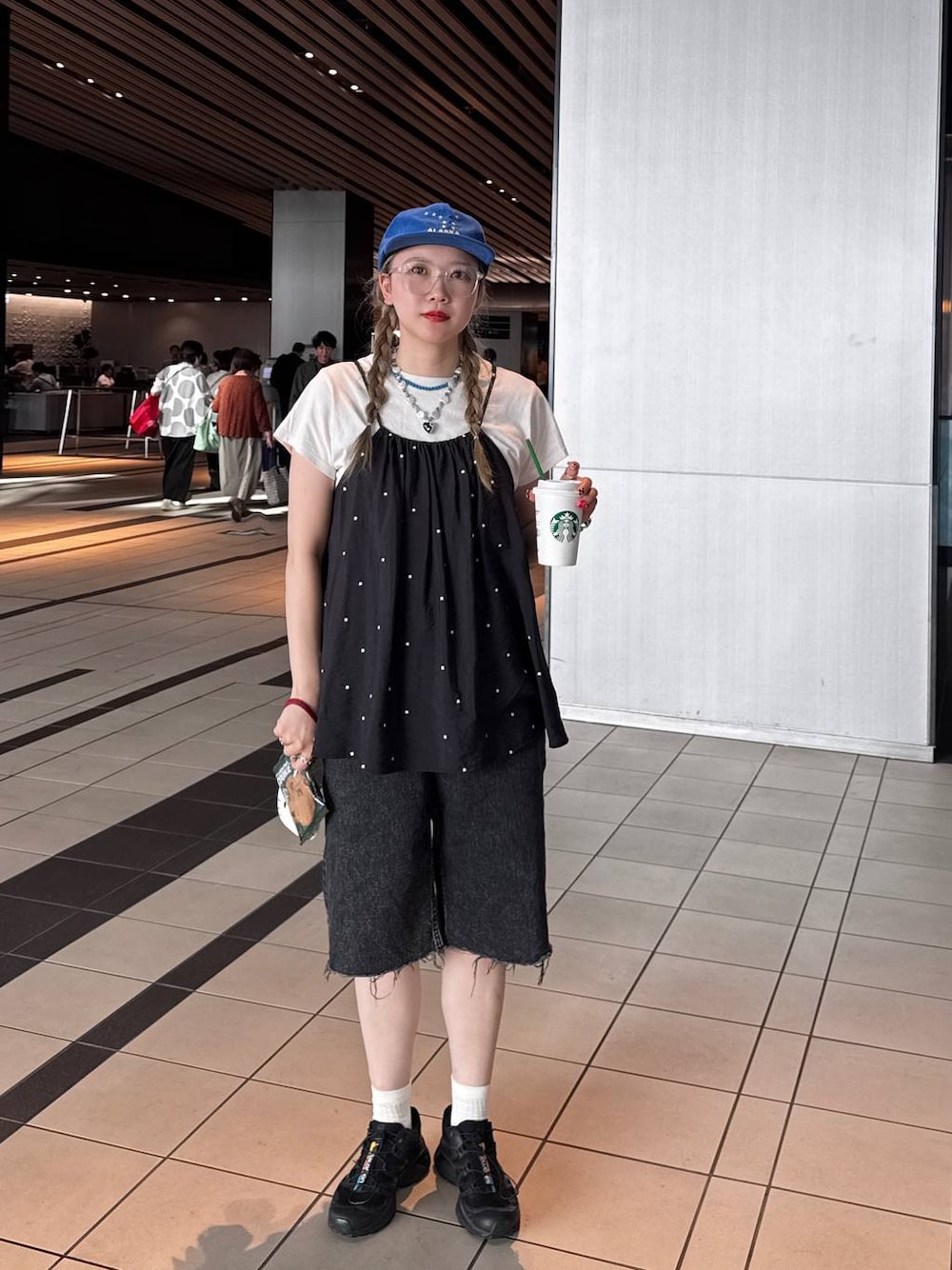 「着痩せ・細見え、若見え、個性派、着痩せ、カジュアル、LOWRYS FARM」｜「LOWRYS FARMのＣＯＮＥ／ハーフパンツ　 134017（デニムパンツ、ブラック系）」を使った、サトムラさん（レディース・164cm）の春コーディネートの1枚目の写真