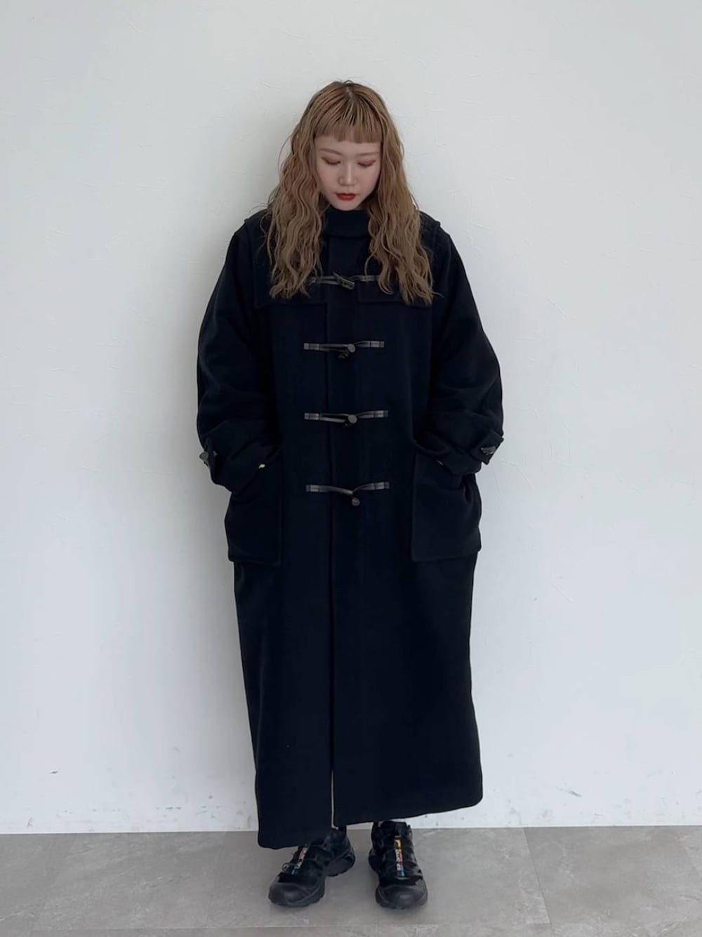 「着痩せ・細見え、若見え、個性派、着痩せ、カジュアル、LOWRYS FARM」｜「yuwのＢＩＧダッフルロングコート　253106（ダッフルコート、ブラック系）」を使った、サトムラさん（レディース・164cm）の秋コーディネートの1枚目の写真