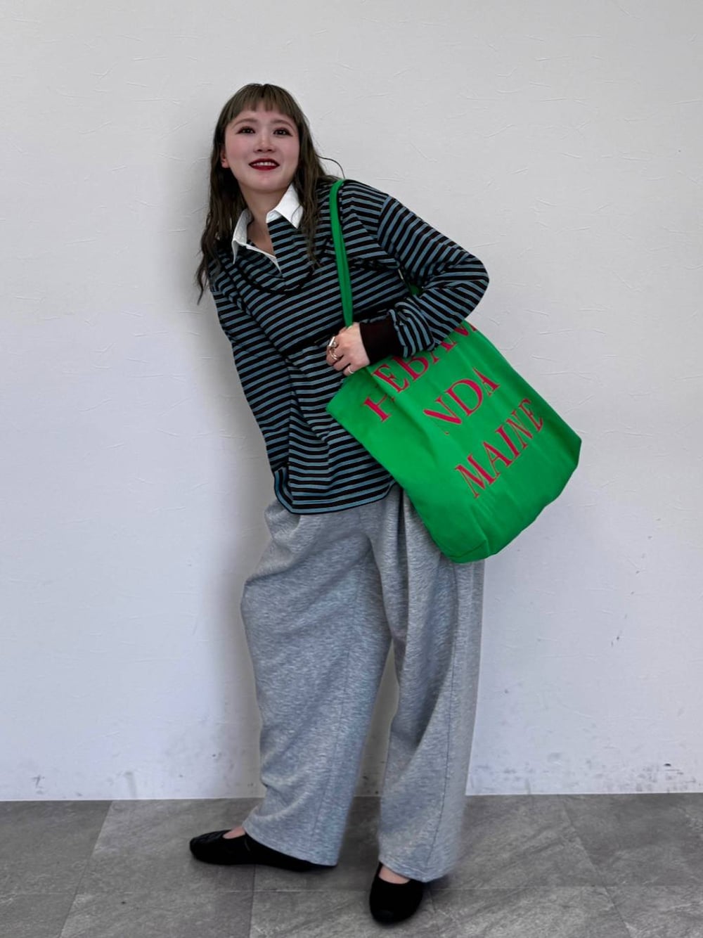 「若見え、着痩せ・細見え、個性派、着痩せ、カジュアル、LOWRYS FARM」｜「LOWRYS FARMのカットイージーカーブパンツ 292362（スウェットパンツ、グレー系）」を使った、サトムラさん（レディース・164cm）の冬コーディネートの1枚目の写真