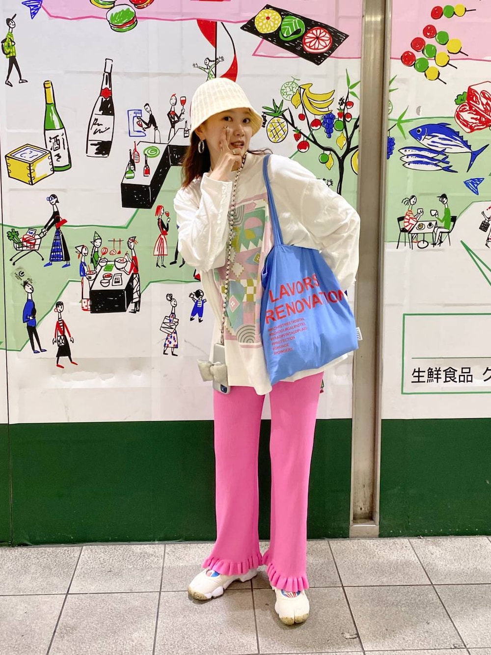 「着痩せ・細見え、若見え、個性派、着痩せ、カジュアル、LOWRYS FARM」｜「LOWRYS FARMのＢＩＧチュニックＴシャツ／ＩＣＥ  966379（Tシャツ/カットソー、ホワイト系）」を使った、サトムラさん（レディース・163cm）の秋コーディネートの1枚目の写真