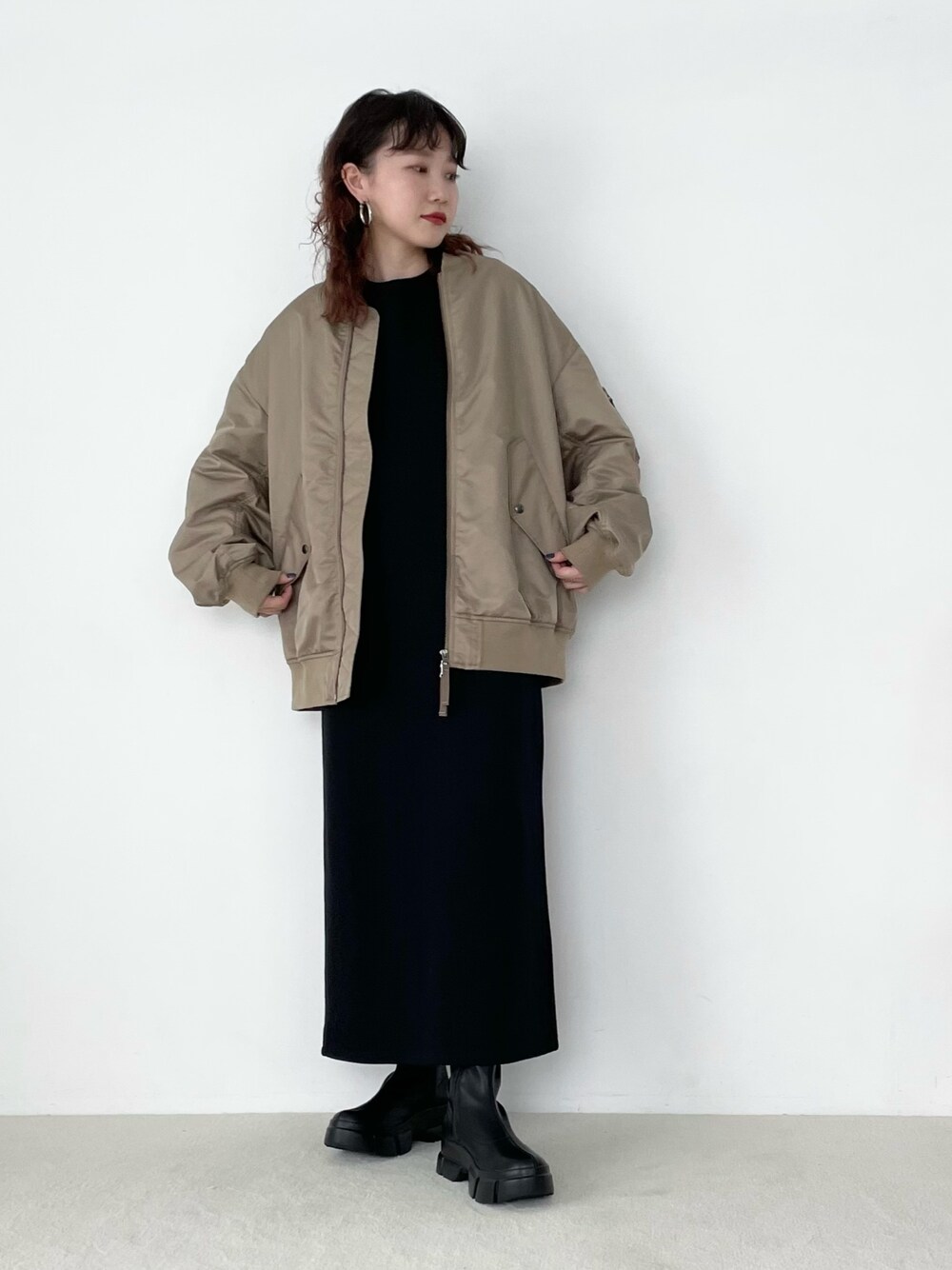 「LOWRYS FARM、ローリーズファーム(LOWRYS FARM)、ワンピース、スニーカーブーツ、MA-1、AW、ビックシルエット、パーマ、オトナ女子、きれいめカジュアル、大人女子、秋、ブーツ、ブラック、ロングワンピース」｜「LOWRYS FARMのボリュームＭＡ－１　342767（MA-1、ベージュ系）」を使った、サトムラさん（レディース・163cm）の夏コーディネートの1枚目の写真