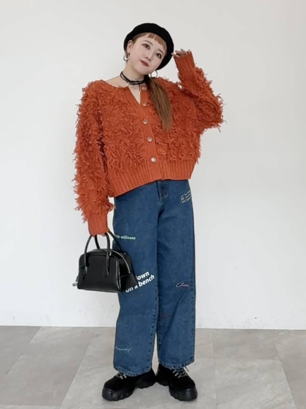 「LOWRYS FARM、着痩せ・細見え、若見え、個性派、着痩せ、カジュアル」｜「LOWRYS FARMのエンボスボストンＢＡＧ　144368（ボストンバッグ、ブラック系）」を使った、サトムラさん（レディース・164cm）の秋コーディネートの1枚目の写真