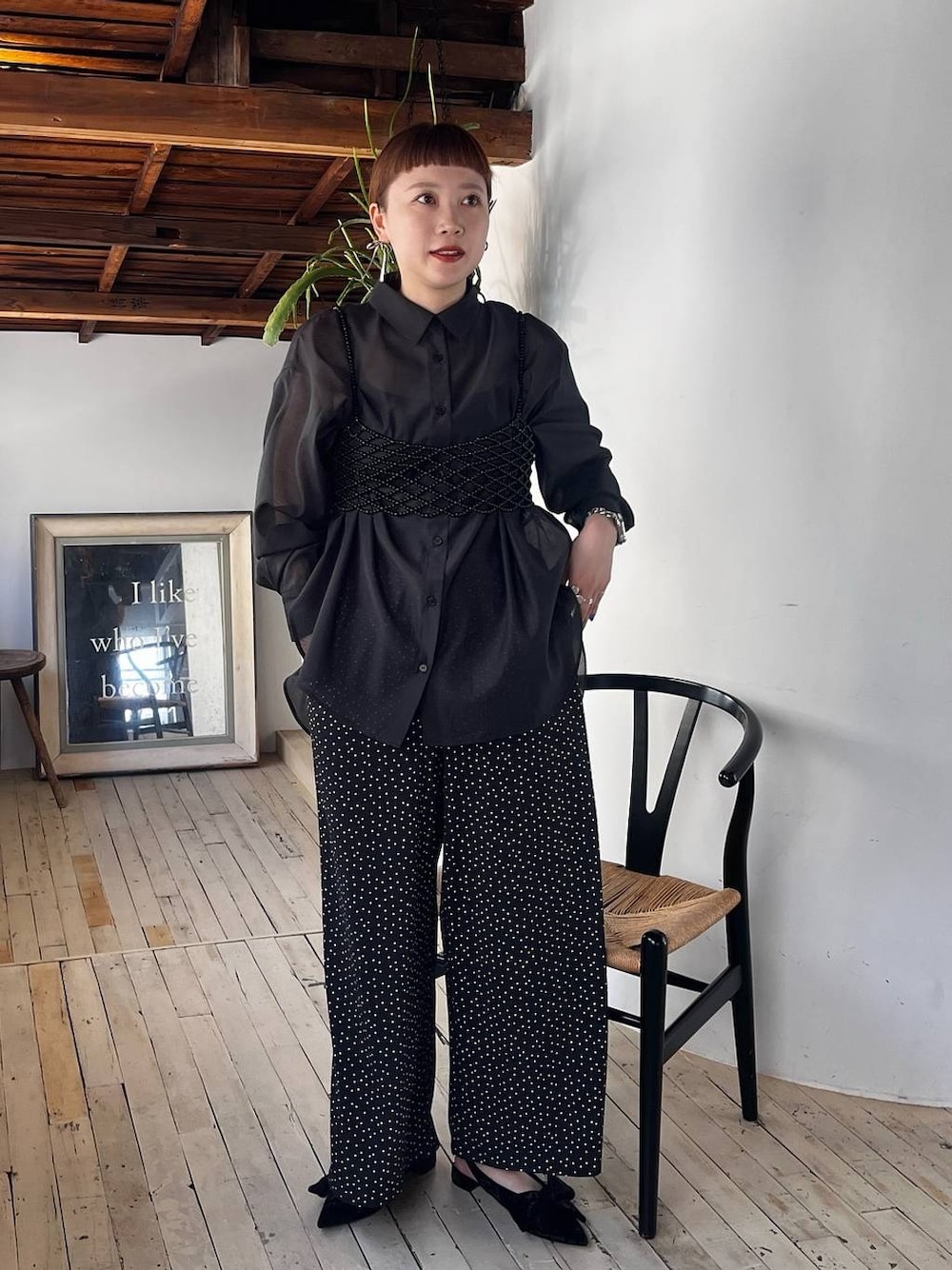 ブラック系のパンプス、ブラック系のシャツ/ブラウス、ブラック系のその他パンツを着用したレディースの春コーディネートの1枚目の写真