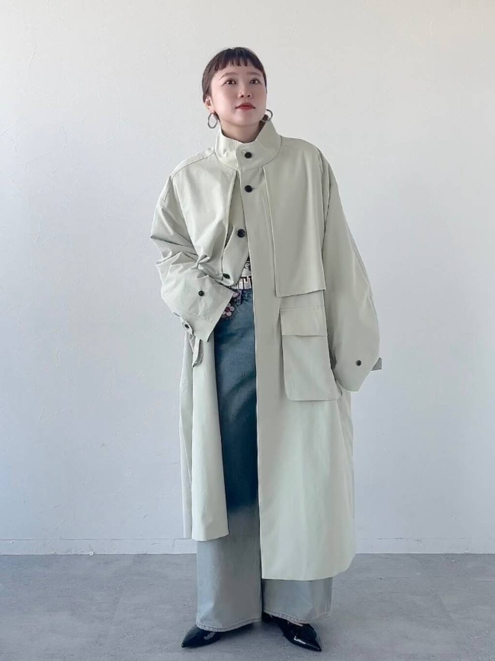 「LOWRYS FARM、着痩せ・細見え、若見え、個性派、着痩せ、カジュアル」｜「LOWRYS FARMのスタンドヨークＣＯＡＴ　987238（トレンチコート、グリーン系）」を使った、サトムラさん（レディース・164cm）の冬コーディネートの1枚目の写真