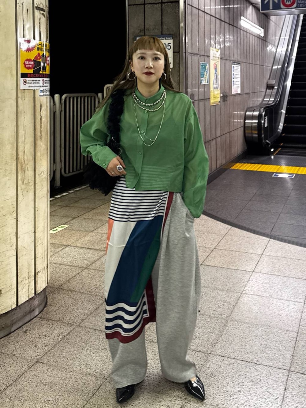 「着痩せ・細見え、若見え、個性派、着痩せ、カジュアル、LOWRYS FARM」｜「LOWRYS FARMのシアーシャツＬＳ＊　 231459（シャツ/ブラウス、グリーン系）」を使った、サトムラさん（レディース・164cm）の春コーディネートの1枚目の写真