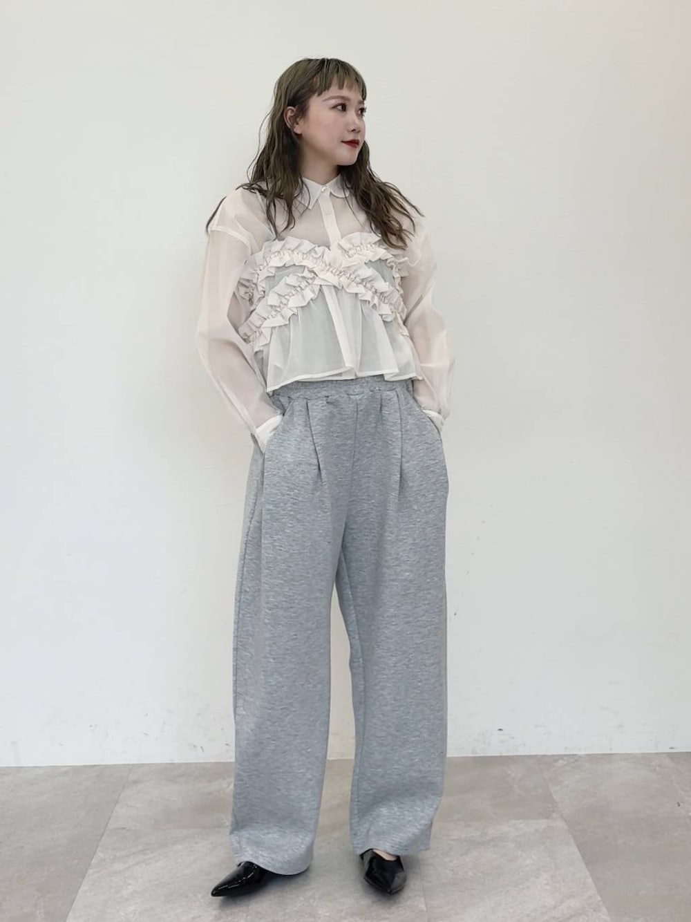 「着痩せ・細見え、若見え、個性派、着痩せ、カジュアル、LOWRYS FARM」｜「LOWRYS FARMのシアーシャツＬＳ＊　 231459（シャツ/ブラウス、ホワイト系）」を使った、サトムラさん（レディース・164cm）の冬コーディネートの1枚目の写真