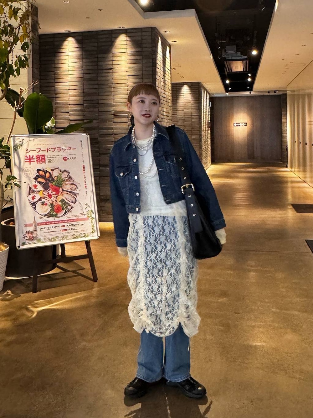 「着痩せ・細見え、若見え、個性派、着痩せ、カジュアル、LOWRYS FARM」｜「eLの【eL】Big Shoulder Bag/184697（ショルダーバッグ、ブラック系）」を使った、サトムラさん（レディース・164cm）の春コーディネートの1枚目の写真