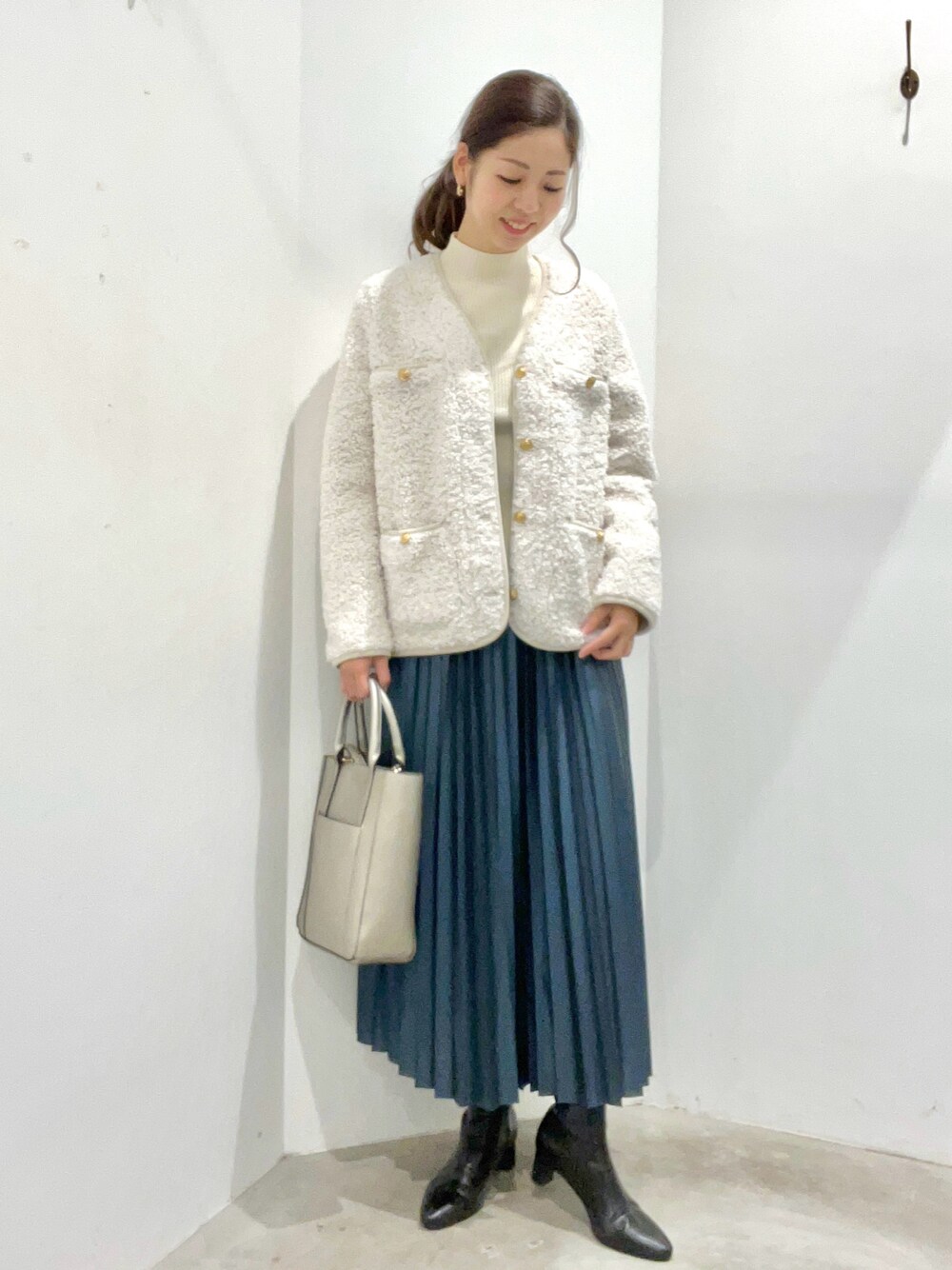 ホワイト系のその他アウター、ブルー系のスカート、シルバー系のトートバッグを着用したレディースの秋コーディネートの1枚目の写真