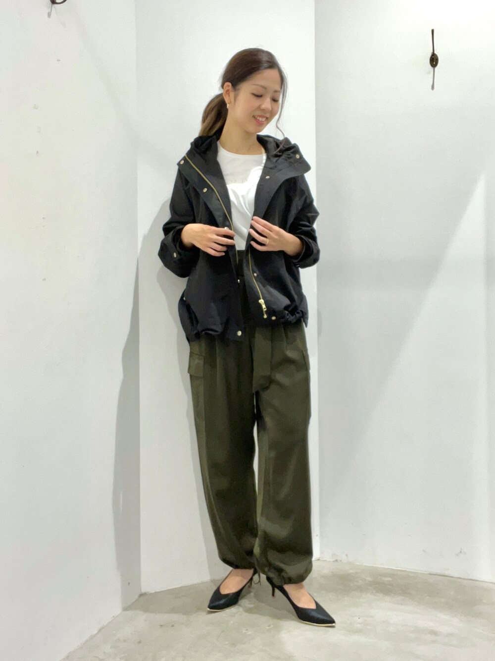 「秋服まるっと大公開、秋のコーデ、大人カジュアル、サテンパンツ、パラシュートパンツ、カーゴパンツ、マウンテンパーカー、yeccavecca」｜「YECCA VECCAのマウンテンパーカー（マウンテンパーカー、ブラック系）」を使った、Funatto♡さん（レディース・162cm）の秋コーディネートの1枚目の写真