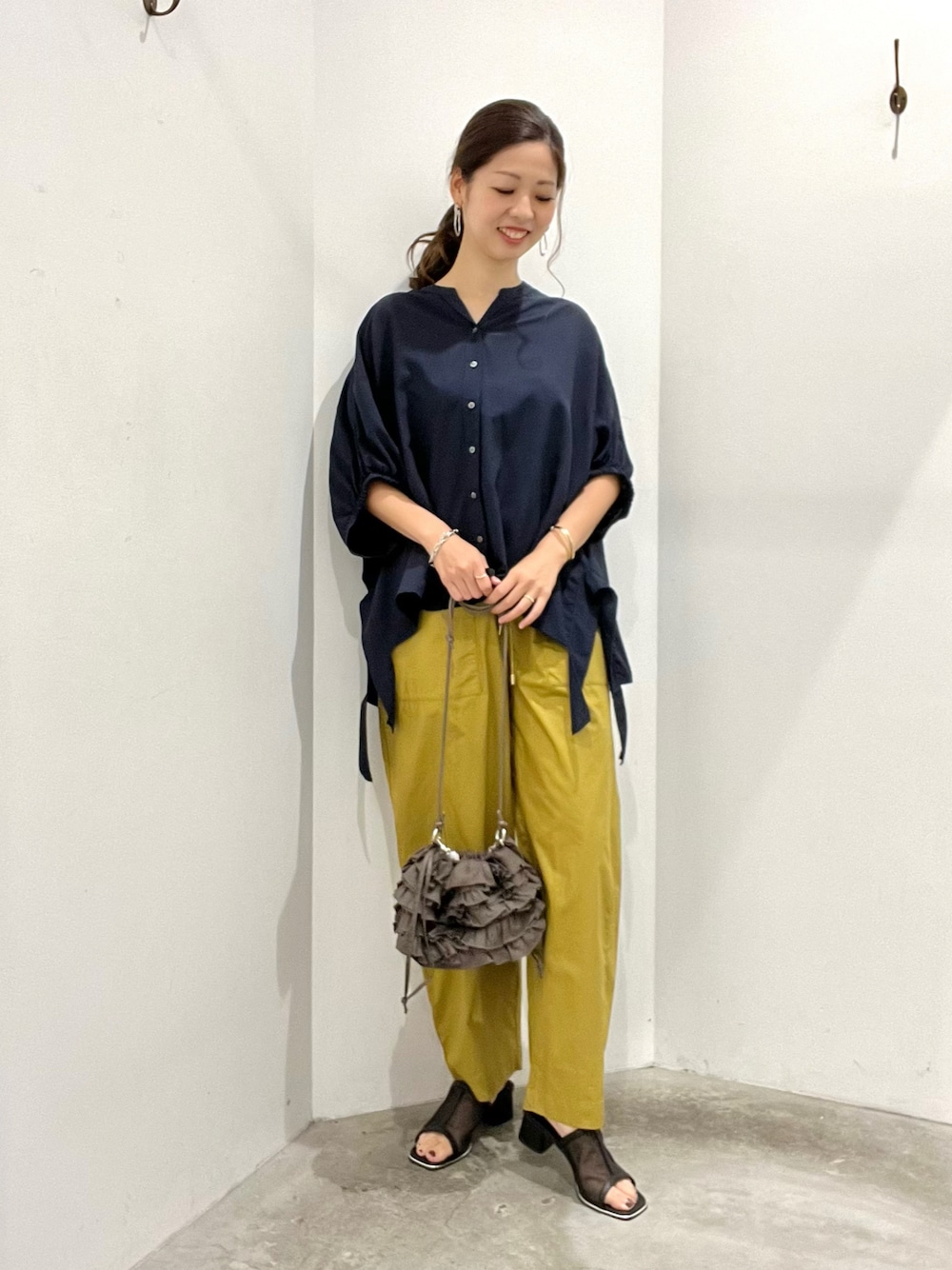 ブルー系のシャツ/ブラウス、イエロー系のその他パンツ、ブラック系のサンダルを着用したレディースの夏コーディネートの1枚目の写真