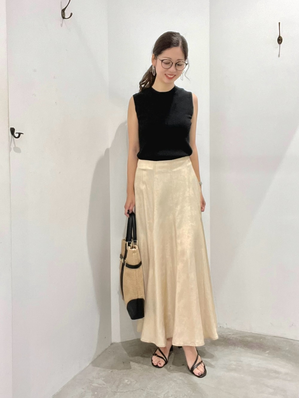 ノースリーブニットを使った人気ファッションコーディネート - WEAR ノースリーブニットを使った人気ファッションコーディネート - WEAR