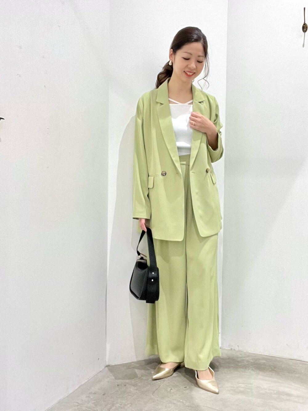 グリーン系のテーラードジャケット、グリーン系のその他パンツ、ホワイト系のニット/セーターを着用したレディースの春コーディネートの1枚目の写真